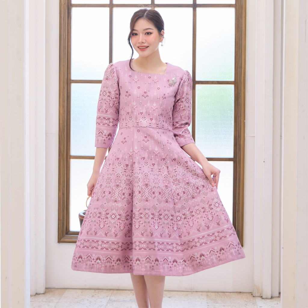 kudapy เดรสผ้าไทย เดรสทอลายผ้าไหม สีชมพู สีครีม แขนสามส่วน ผ้าอัดกาว มีซับใน ซิบหลัง