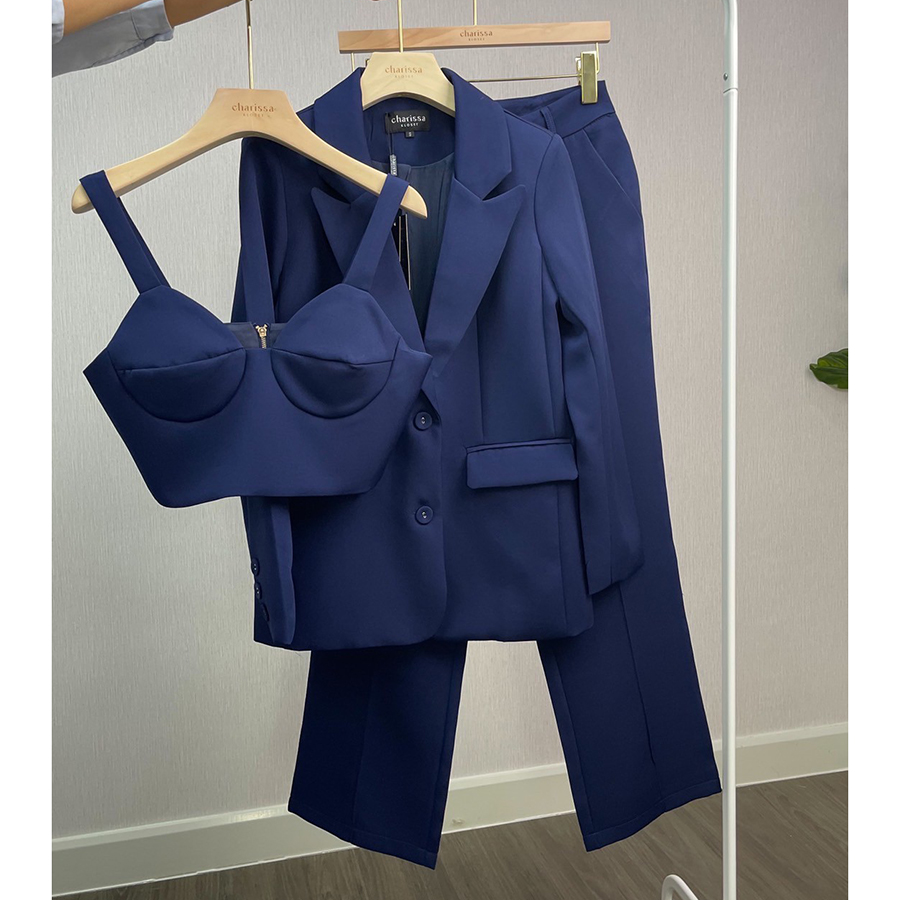 kudapy Setsuit 3 ชิ้น : BLAZER+CROP+Pants เสื้อสูทออกแบบให้เป็นทรง oversize ใส่สบายๆ แต่ยังมีความสุภาพ มีฟองน้ำเสริมไหล่บางๆให้ทรงดูสวย