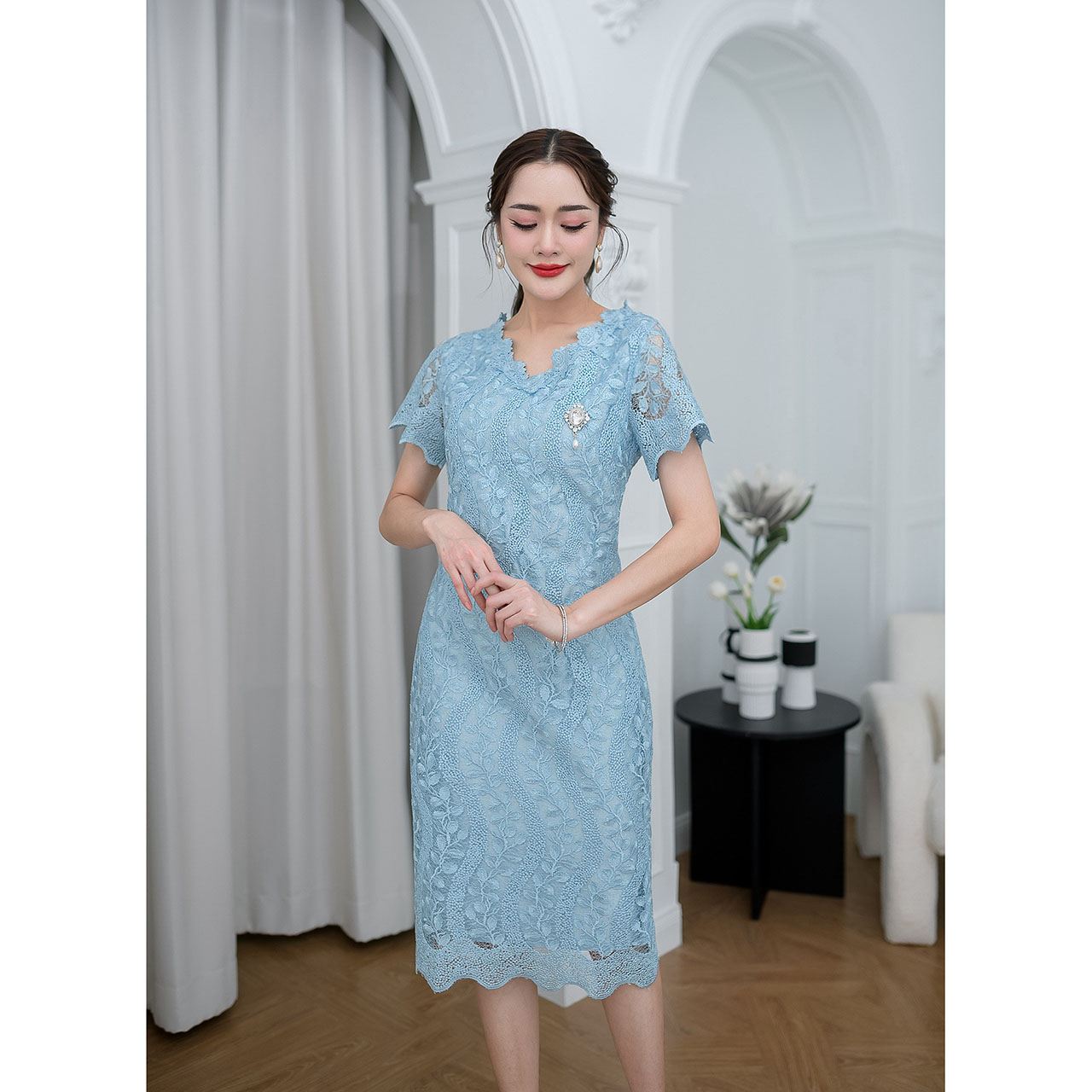 kudapy เดรสสั้นสีชมพูเข้ม/สีชมพูอ่อน/สีฟ้า/สีเทา ผ้าลูกไม้เงาทอลายผ้าผสมเลื่อมสวยงาม คอวีทำให้ดูไม่อ้วนตัน รอบคอตกแต่งดอกไม้รอบคอสวยหวาน