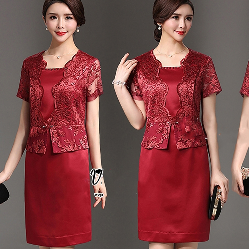 kudapy เดรสลูกไม้สีแดงเข้ม แขนสั้น เย็บแต่งลูกไม้คล้ายเป็นเสื้อคลุมในตัว เอวระบายเล็กน้อย อกและเอวแต่งเพชร ผ้าลูกไม้ปักลายเนื้อเงา
