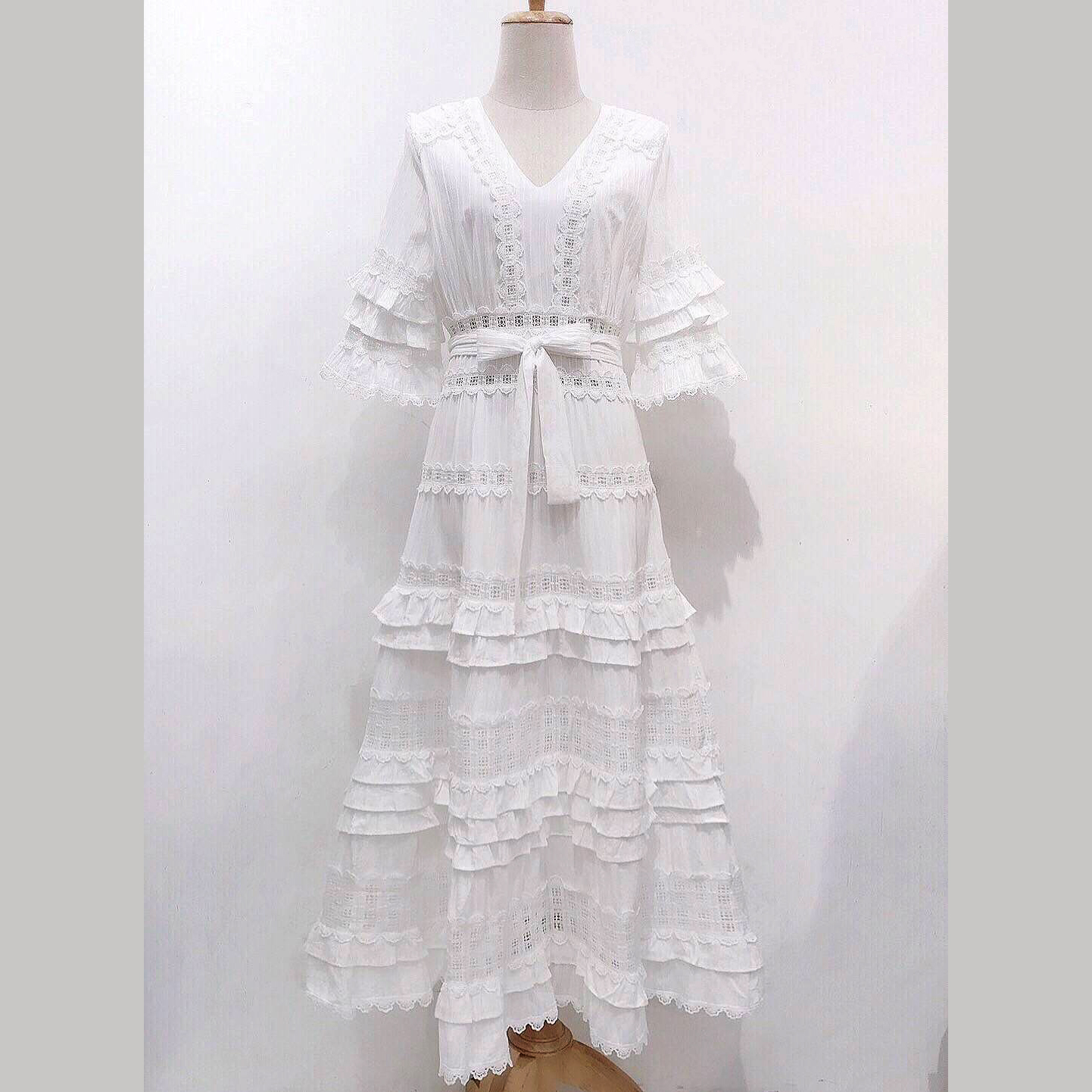 kudapy เดรสยาวผ้าลูกไม้สีขาวคอวี แต่งระบายหลายชั้น เอวแต่งโบว์ใหญ่ติดเอวสวยตามแบบเลยค่ะ