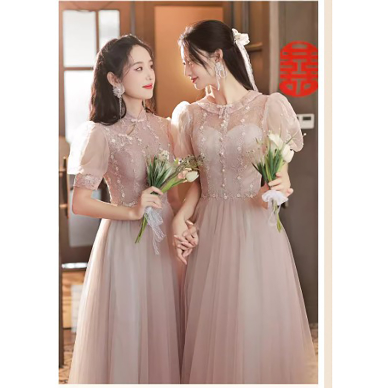 kudapy ชุดราตรีออกงานยาวสีถั่วแดง ตัวชุดสิเทาคลุมด้วยผ้ามุ้งสีถั่วแดง ตัวเสื้อปักลายดอกไม้ สม๊อคหลัง มีฟองน้ำซับในบางๆช่วงหน้าอกให้ชุดดูเป็นทรง กระโปรงผ้าโปร่ง