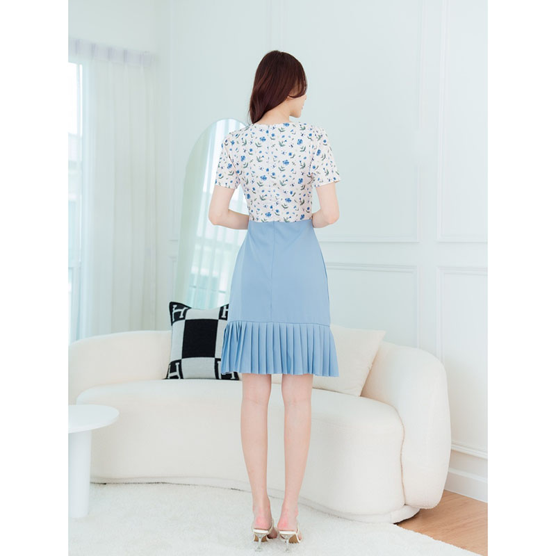 kudapy มินิเดรสสั้นสีฟ้า/สีขาว/สีแดง เข้ารูป ปลายกระโปรงจีบระบาย คอปกลายดอกแต่งซิปด้านหลัง ทรงสวย