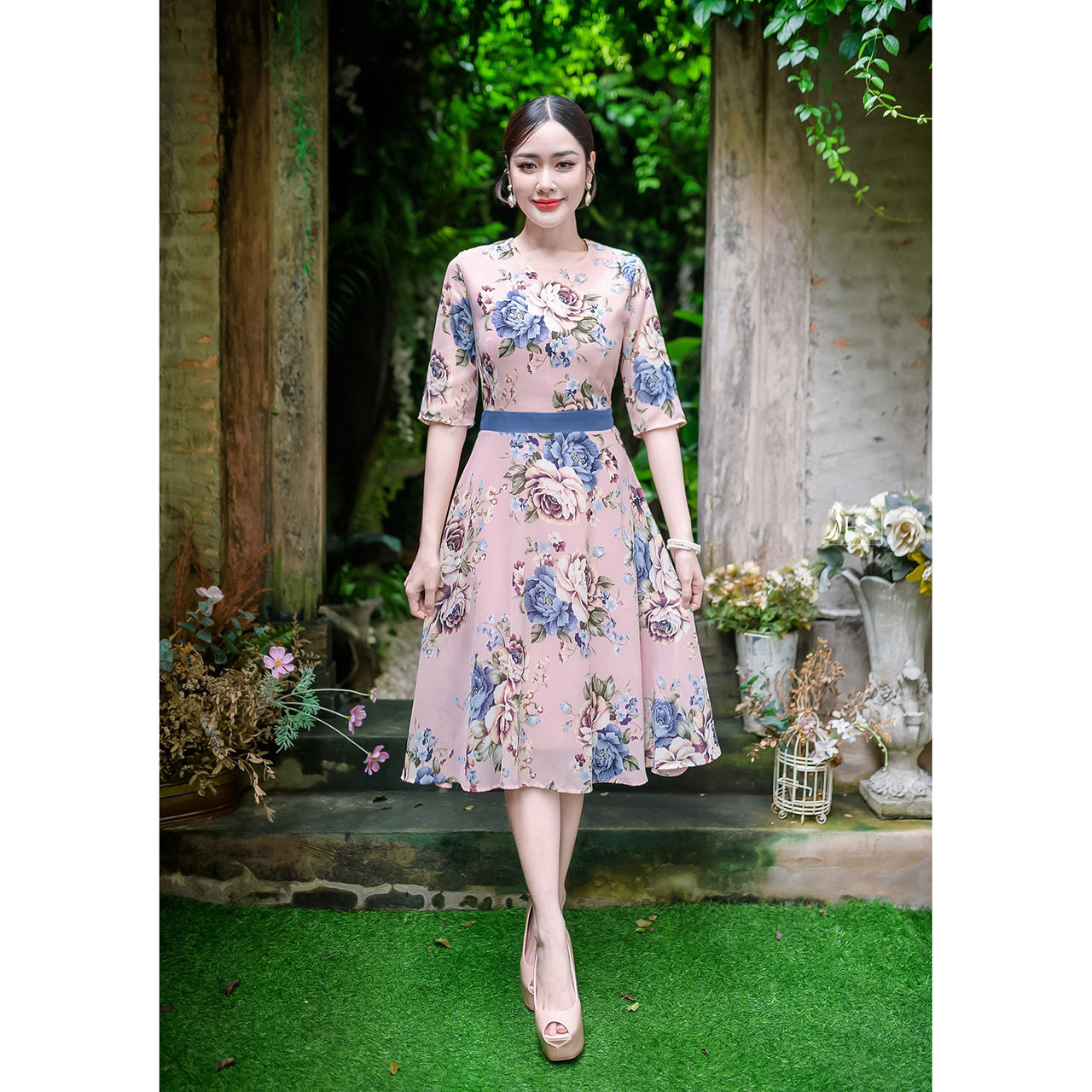 kudapy เดรสสั้นสีครีม/สีชมพู ผ้าชีฟองลายกุหลาบ แขนศอกกระโปรงทรงสวิงบาน ทรงเอวต่อแต่งแทบสีเดียวกับดอกไม้สวย