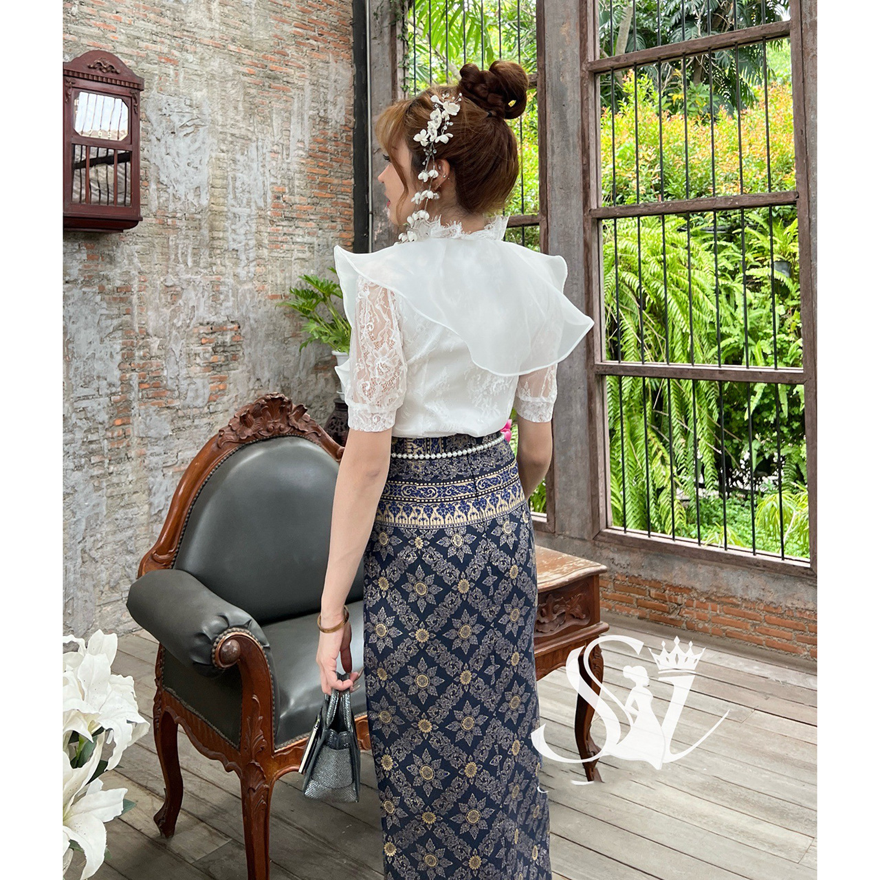 kudapy ชุดเซ็ท ลูกไม้แขนต๊กตา แต่งระบายทรงระย้า กระดุมมุกหรูหรา มีซับในสอง 2 ชั้น ผ้าถุงสำเร็จรูป ผ้าฝ้ายทอลายบุพเพ มีซิปหลัง