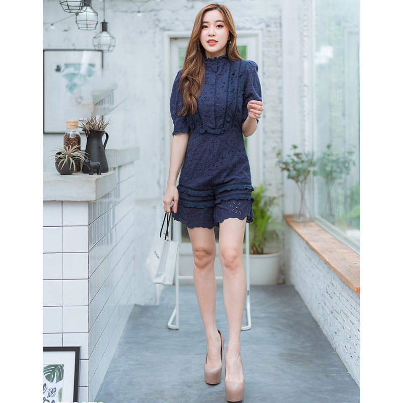 kudapy จั้มสูทขาสสั้นสีกรมท่า คอปืน แต่งกระดุมหน้า ลายลูกไม้