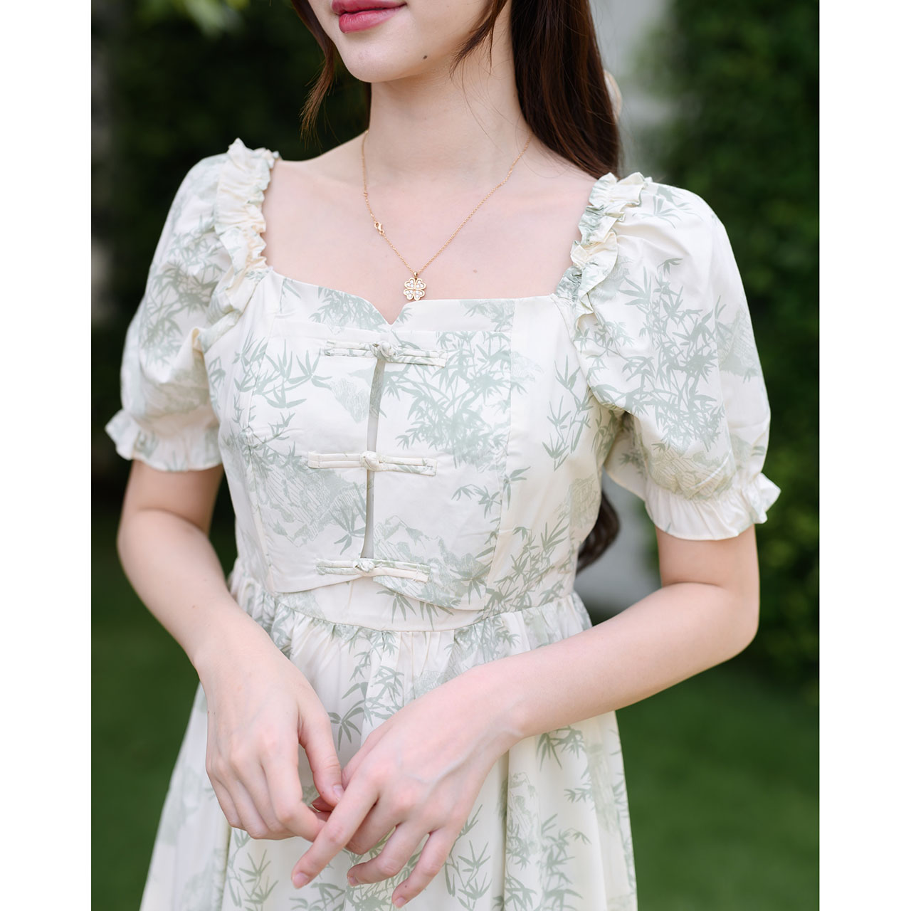 kudapy เดรสพิมพ์ลายใบไม้บนพื้นสีครีม ดีไซน์คอเสื้อแบบสี่เหลี่ยม เพิ่มความหวาน ด้านหน้ามีการตกแต่งด้วยกระดุมสไตล์จีน แขนตุ๊กตา