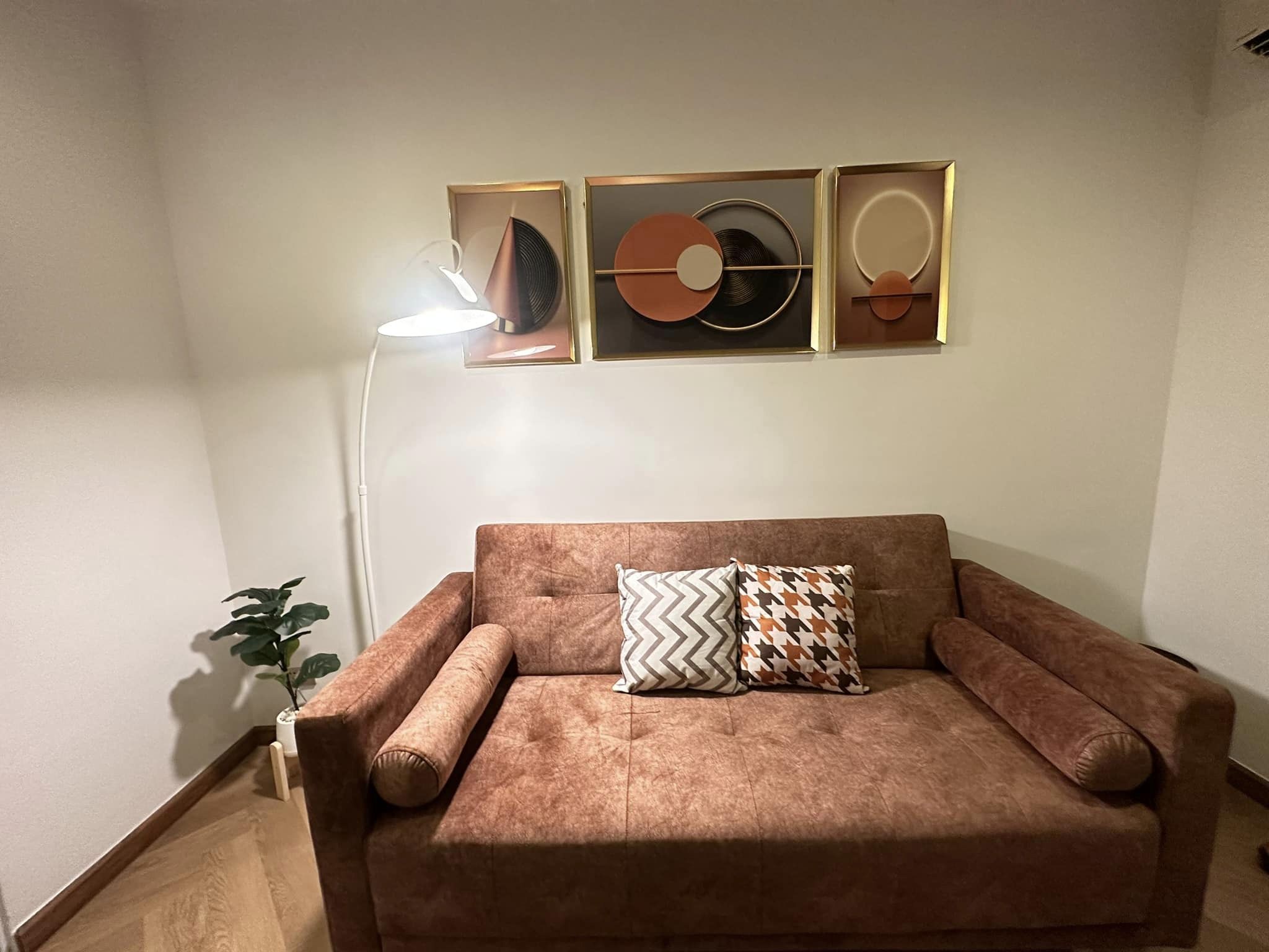 ปล่อยเช่าคอนโด เซ็นทริค รัชดา - ห้วยขวาง (Centric Ratchada - Huai Khwang ) - 1ห้องนอน 1ห้องครัว 1ห้องนั่งเล่น 1ห้องน้ำ - ใกล้ MRT ห้วยขวาง - ขนาดห้อง 32 ตรม. ชั้น 15 ห้องสวยปรับปรุงใหม่แล้ว