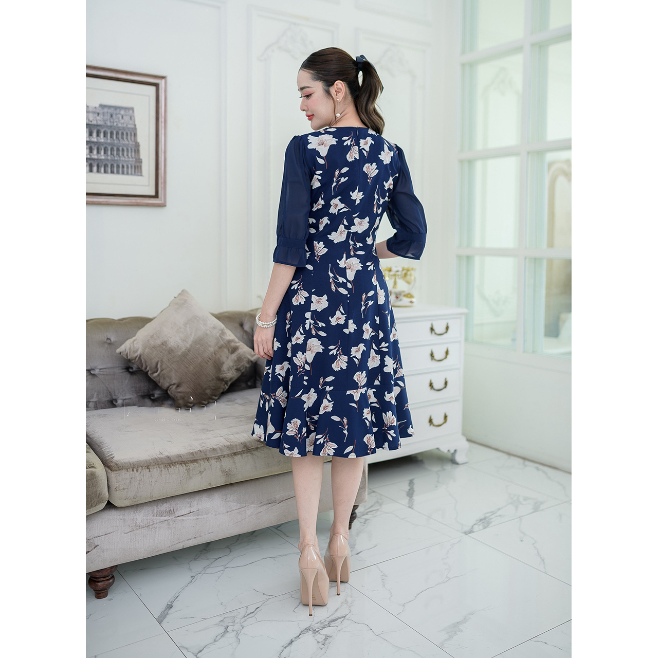 kudapy เดรสสั้นสีกรม/สีชมพูกะปิ/สีเขียวขี้ม้า ผ้าลายดอกไม้ผ้านุ่มลื่น เป็นชายระบาย ช่วงแขนต่อผ้าชีฟอง ระบายอากาศได้ดี ด้านหน้าชุดแต่งเป็นกระดุม