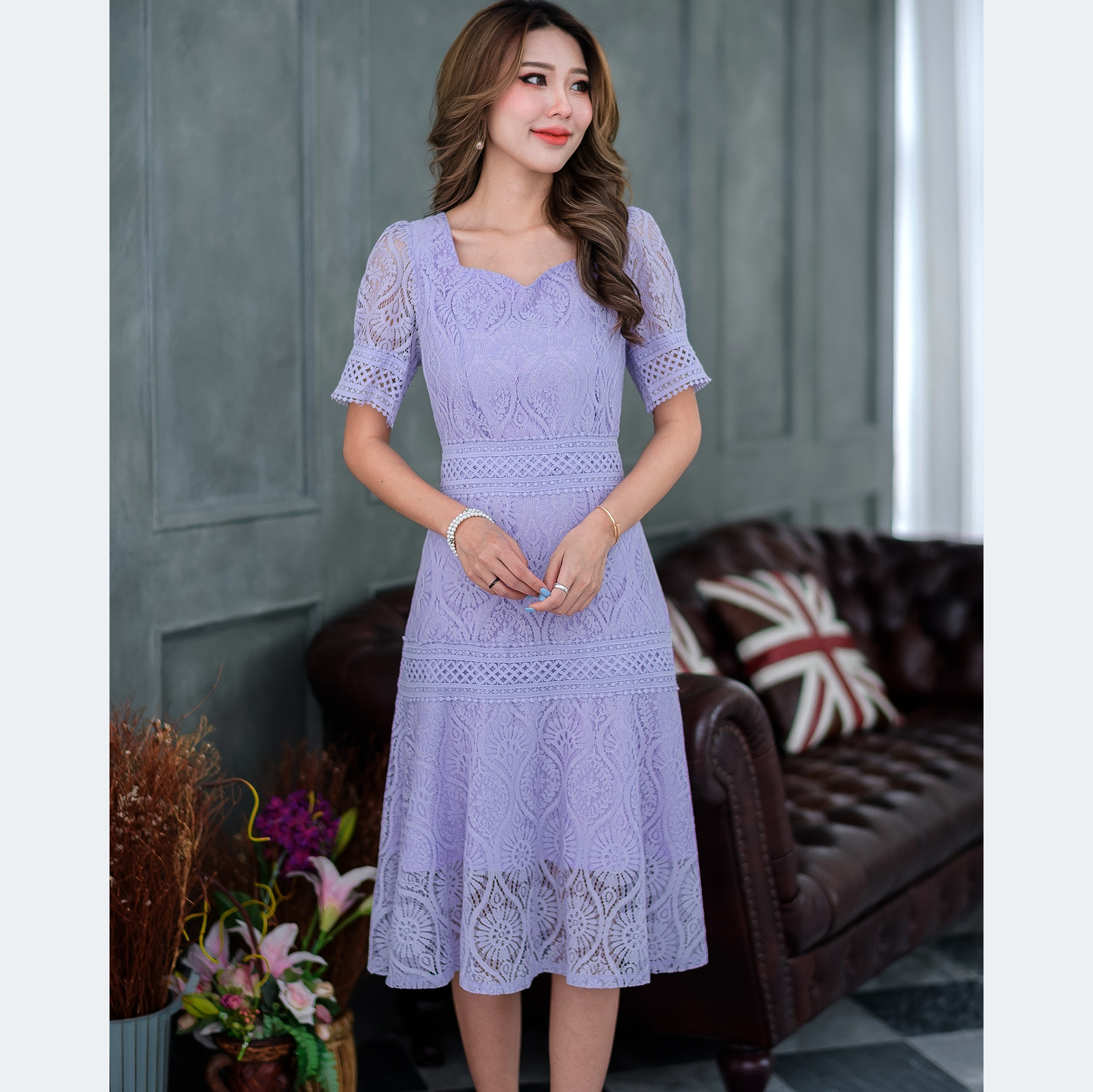 kudapy เดรสลูกไม้เนื้อนิ่มแขนสั้นคอเหลี่ยมสีขาว/สีม่วง ลายสวย ดีเทลแต่งลูกไม้คาดช่วงเอว และสะโพก ปลายแขนแต่งจั้มสวยหวานน่ารักมากๆค่ะ