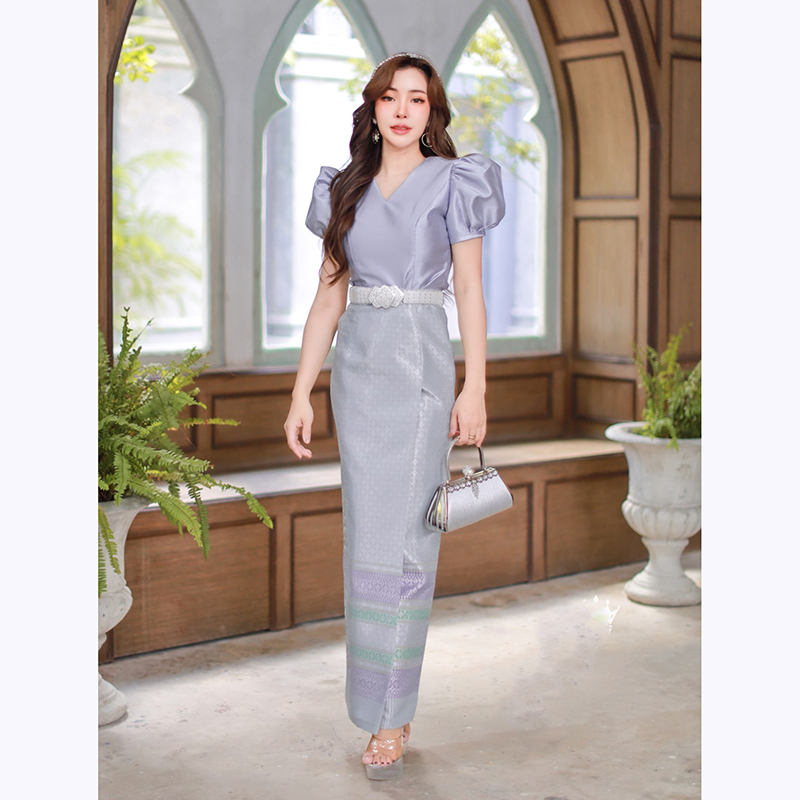 kudapy ชุดไทยผ้าไหมสีเทาสวยหรู จีบไหล่ยกตั้งขึ้น มีซิปซ่อนหลัง ตัดเย็บด้วยผ้าไหมอิตาลีอัดกาว มาพร้อมกับผ้าถุงไหมกวินตราทอเครื่อง ลายไทย