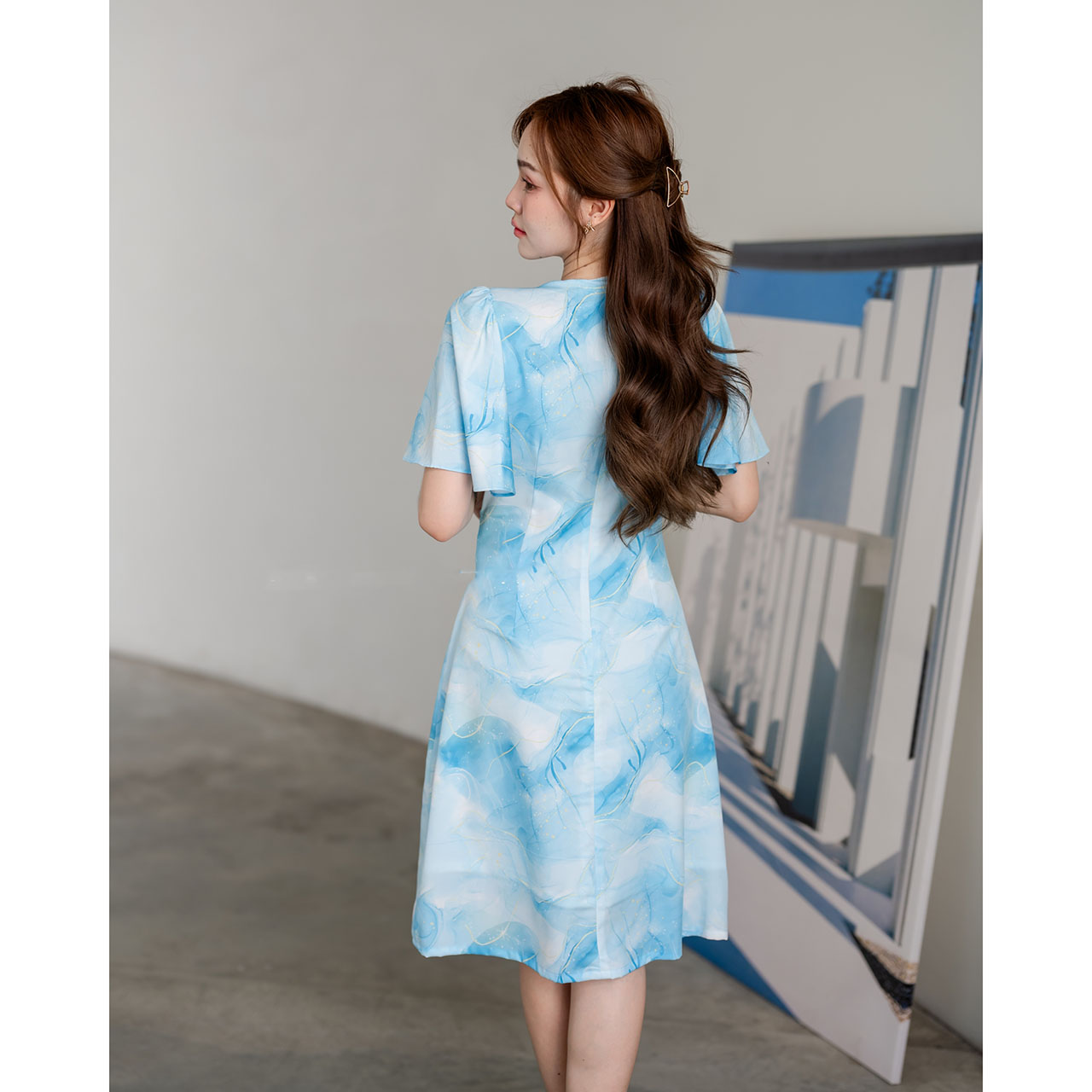 kudapy เดรสสั้นสีเอิร์ธโทน/สีพาสเทล/สีโทนฟ้า/สีโทนสีโอรส ตัวเสื้อเป็นคอวีจับจีบเดรปที่อก ต่อลงมาเป็นกระโปรงทรงเอบาน แขนเสื้อเป็นทรง Bell