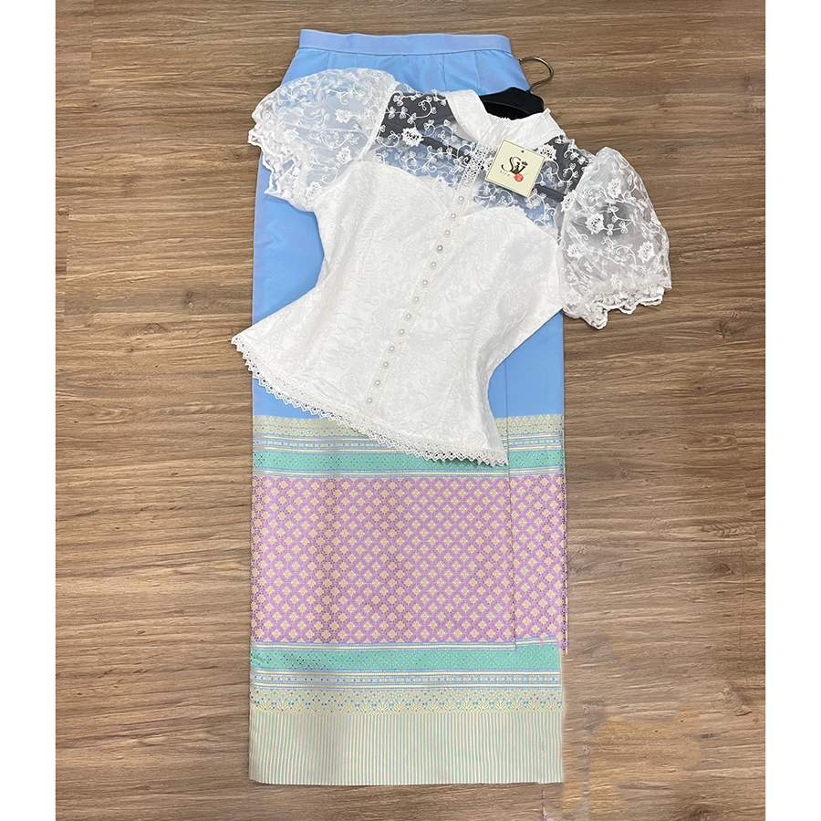 kudapy เสื้อลูกไม้สีขาวคอจีน +ผ้าถุงทอลายสีฟ้า สีม่วง แต่งกระดุมหน้า แขนสั้นจั้มปลาย ทรงเข้ารูปทช่วงเอว น่ารักมาก