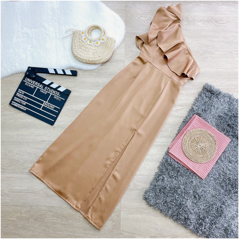 kudapy Maxi Dress แม็กซี่เดรสยาวสีกรม/สีชมพู/สีน้ำตาล/สีเทา/สีแดง ชุดออกงาน เดรสไหล่เบี่ยง ระบาย งานซิปหลัง ผ้าซาร่าเงา