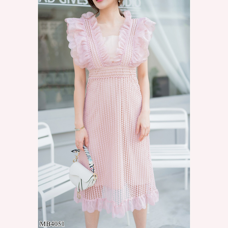 kudapy เดรสยาวสีชมพู/สีแดง/สีขาว แขนกุ ผ้าดลูกไม้แต่งระบาย2ชั้น ซับในสีครีม เดรสยาวคลุมเข่า