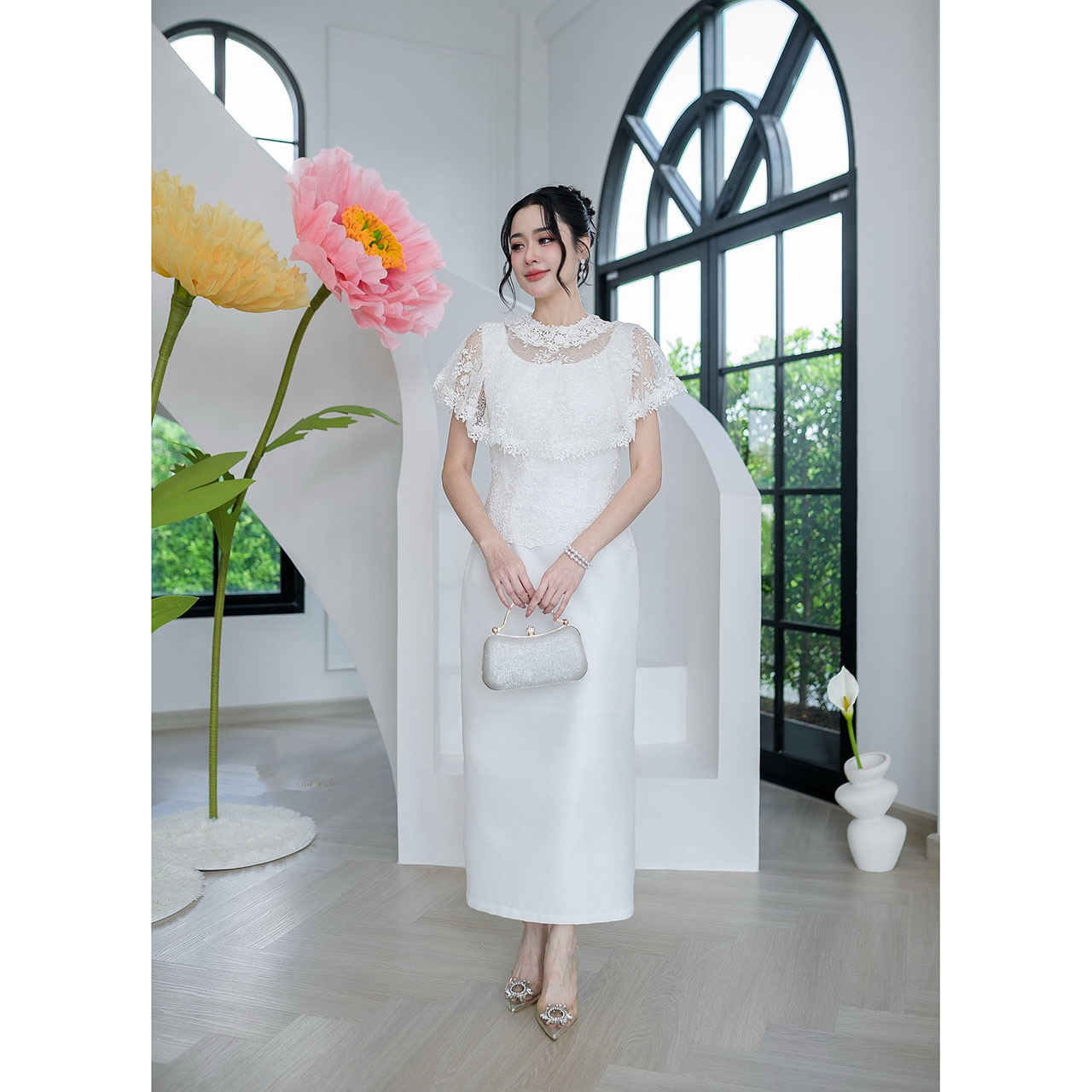 kudapy เดรสยาวลูกไม้ผ้าไหมคลุมไหล่ระบาย แต่งรอบคอด้วยลูกไม้สวยหรู กระโปรงเป็นงานผ้าไหมญี่ปุ่น