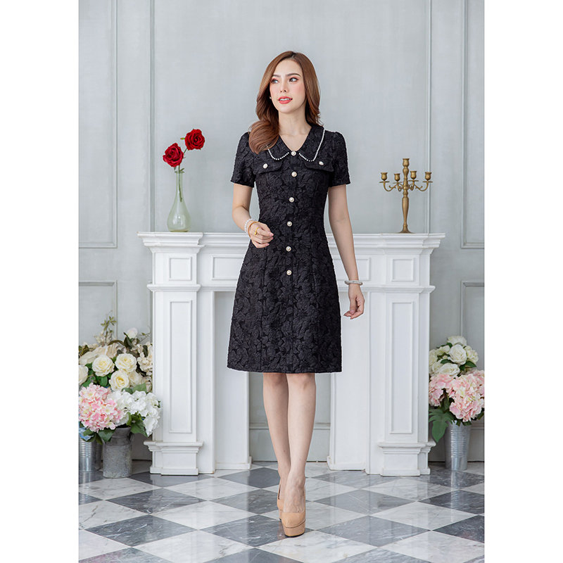 kudapy เดรสสั้นสีดำ/สีน้ำตาล/สีเขียว/สีขาว คอปกมุก ผ้าแจ็คกาด ใส่แล้วดูเพรียว เป็นทรงเข้ารูป มีดีเทลแต่งกระดุม และกระเป๋าช่วงอก เพิ่มความสวยเก๋