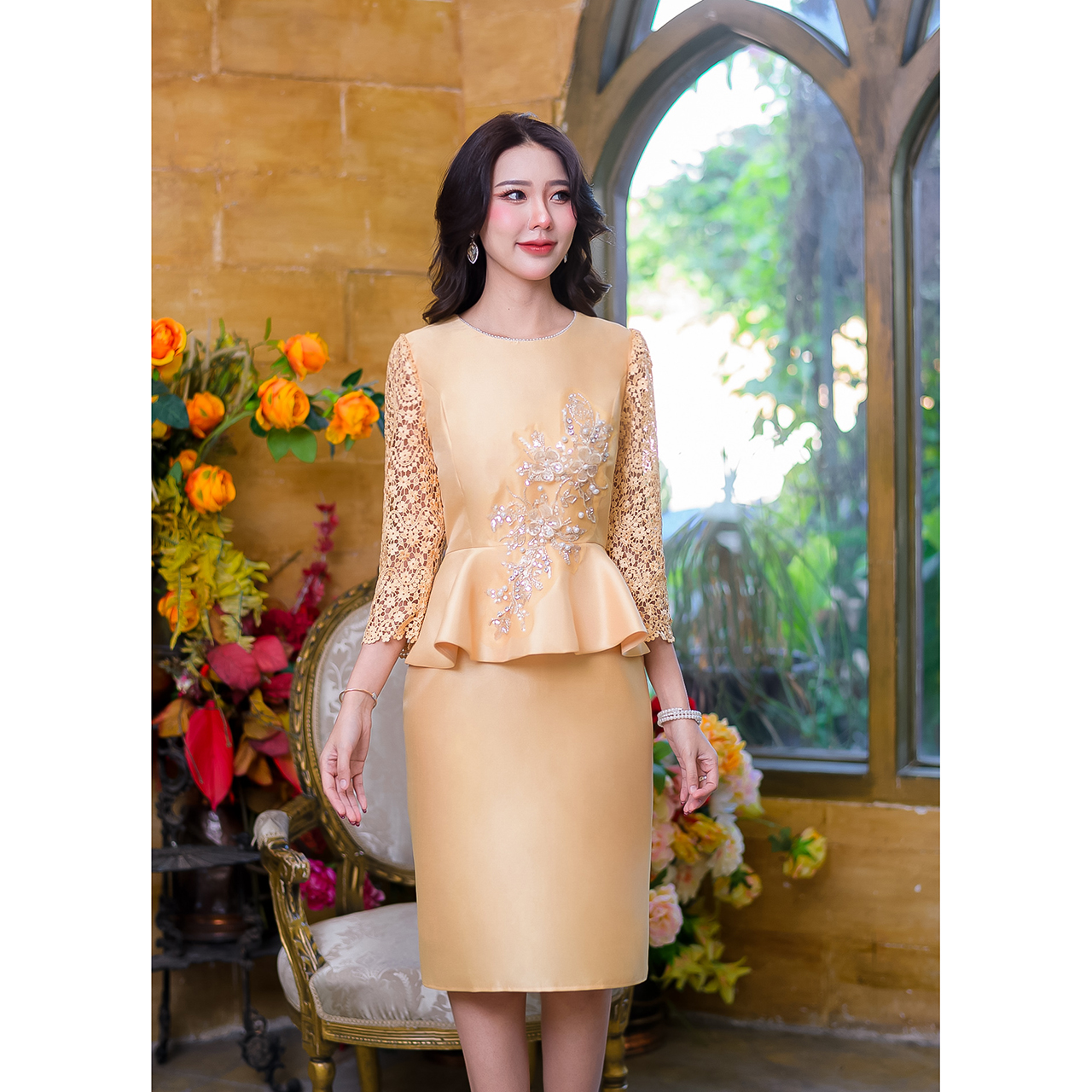 kudapy เดรสสั้นสีเหลืองทอง ผ้าไหม ดีไซน์เอวระบาย แต่งดอกไม้สวยหวานที่เอวจนถึงช่วงอก รอบคอตกแต่งด้วยมุก