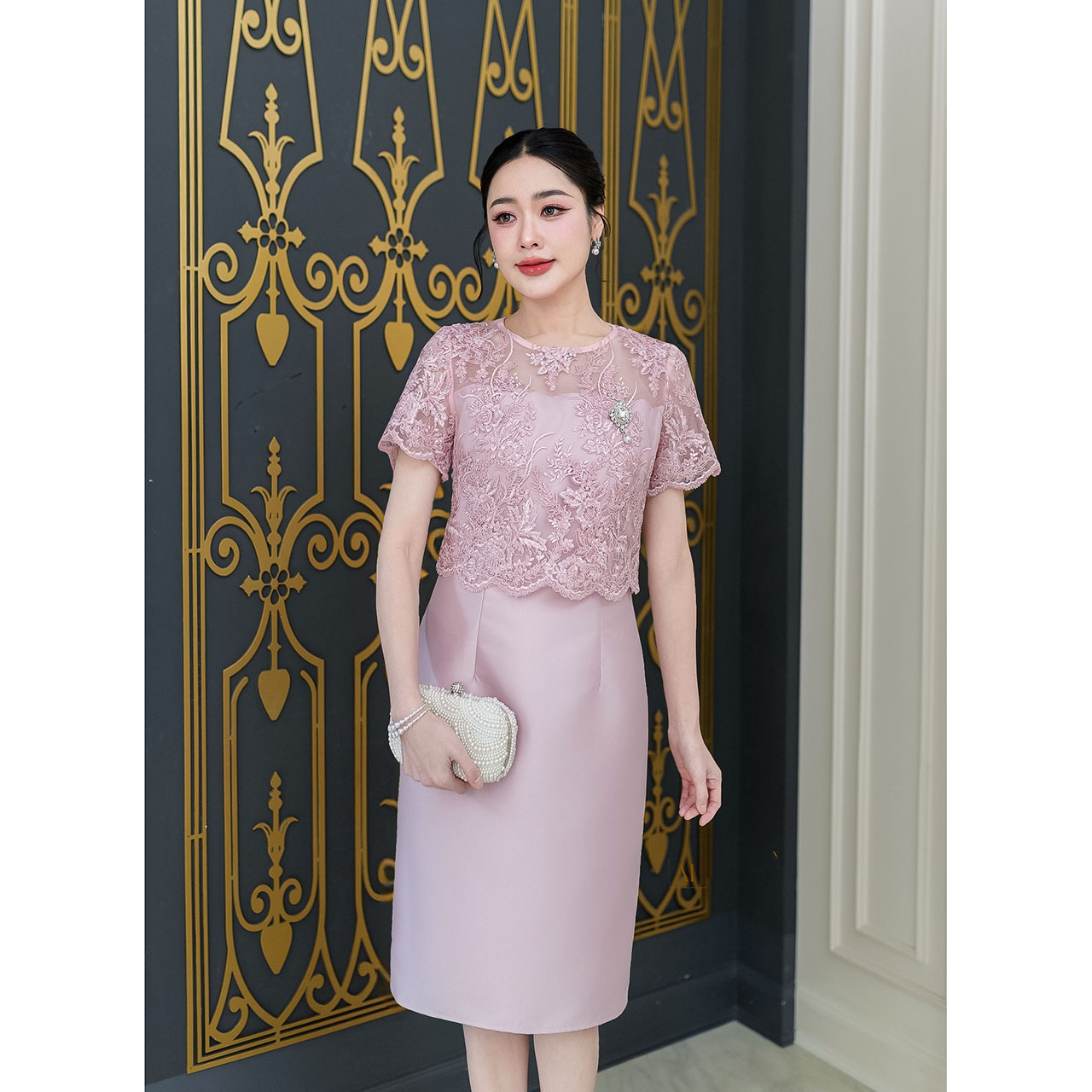 kudapy เดรสผ้าไหม ดีไซน์เย็บคลุมลูกไม้ครึ่งตัว ผ้าลูกไม้ซีทรูผ้าเกรดพรีเมี่ยมลายสวย ผ้าทอลายสวยมีเลื่อมวิบวับเบาๆ