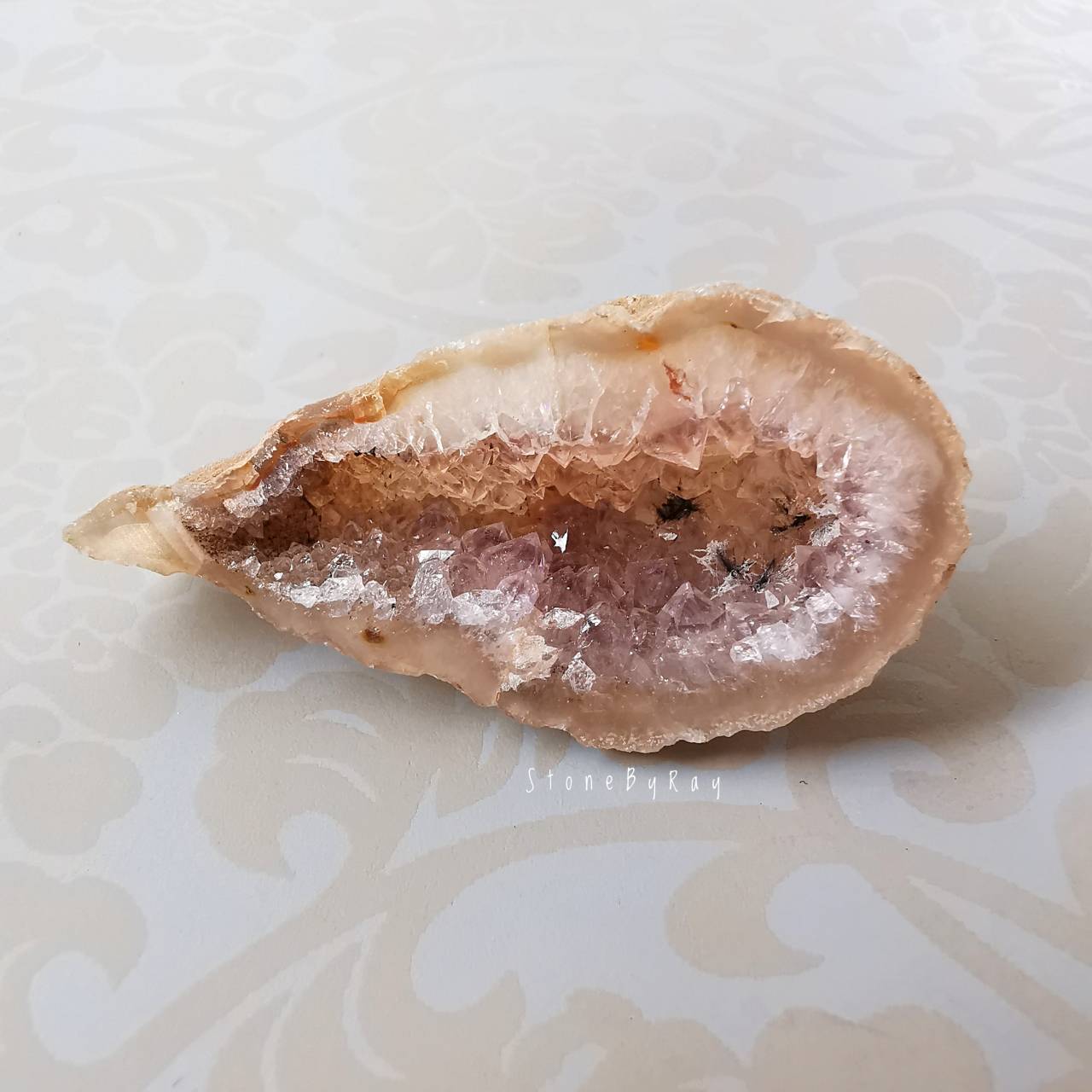 หินจีโอดอเมทิสต์ก้อนธรรมชาติ