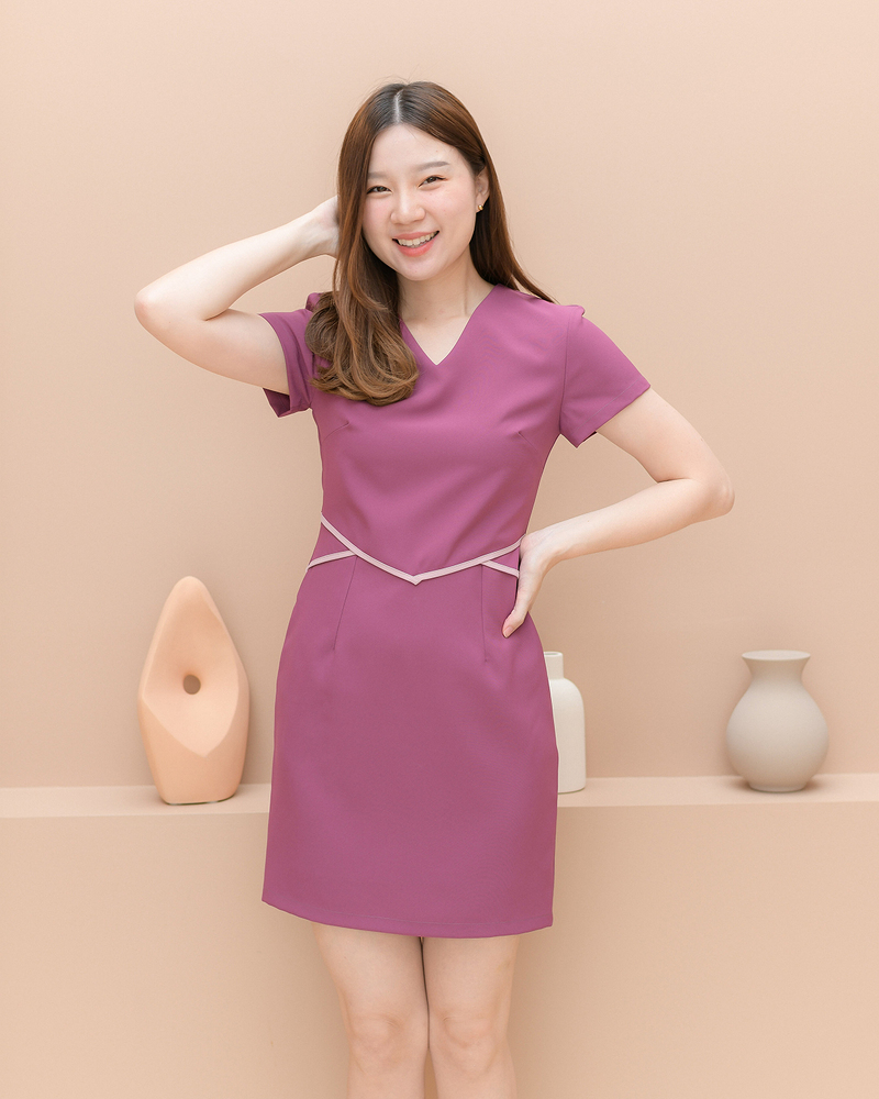 เดรสสั้นคอวี แขนสั้นสีกรมท่า,สีแดงเลือดหมู, สีดำ, สีน้ำตาล ,สีม่วง แต่งลายที่เอว เดรสทำงานทรงสวย งานดีมาก ซิบหลัง ซับใน