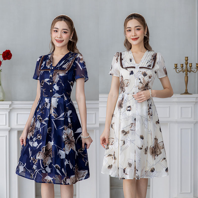 kudapy เดรสสั้นสีกรม/สีครีม ผ้าผสม ผ้าสวยพริ้วนิ่มใส่สบาย แล้วพิมพ์ลาย ช่วงคอมีดีเทลตีเกล็ดด้านข้างแล้วแต่งระบายพลีทขอบน้ำตาล แต่งกระดุมช่วงอก กระโปรงจับจีบทวิส