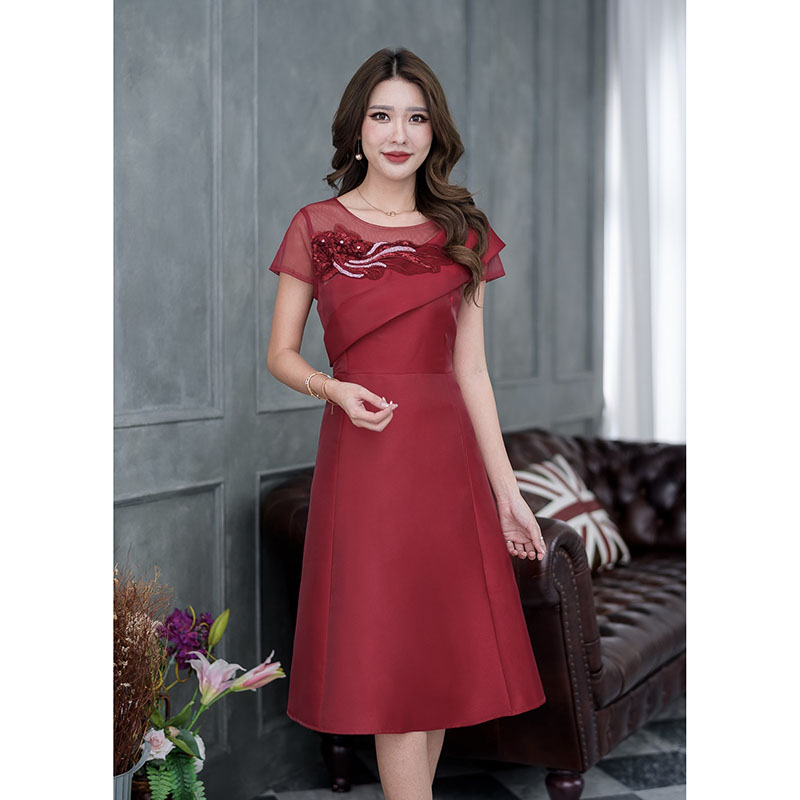 kudapy เดรสสั้นสีแดง เย็บป้ายช่วงอกเป็นสะไบสวยเก๋มากๆ เย็บตกแต่งด้วยดอกไม้สำเร็จที่เป็นงานเลื่อมและลูกปัดช่วงอกเพิ่มความหวาน