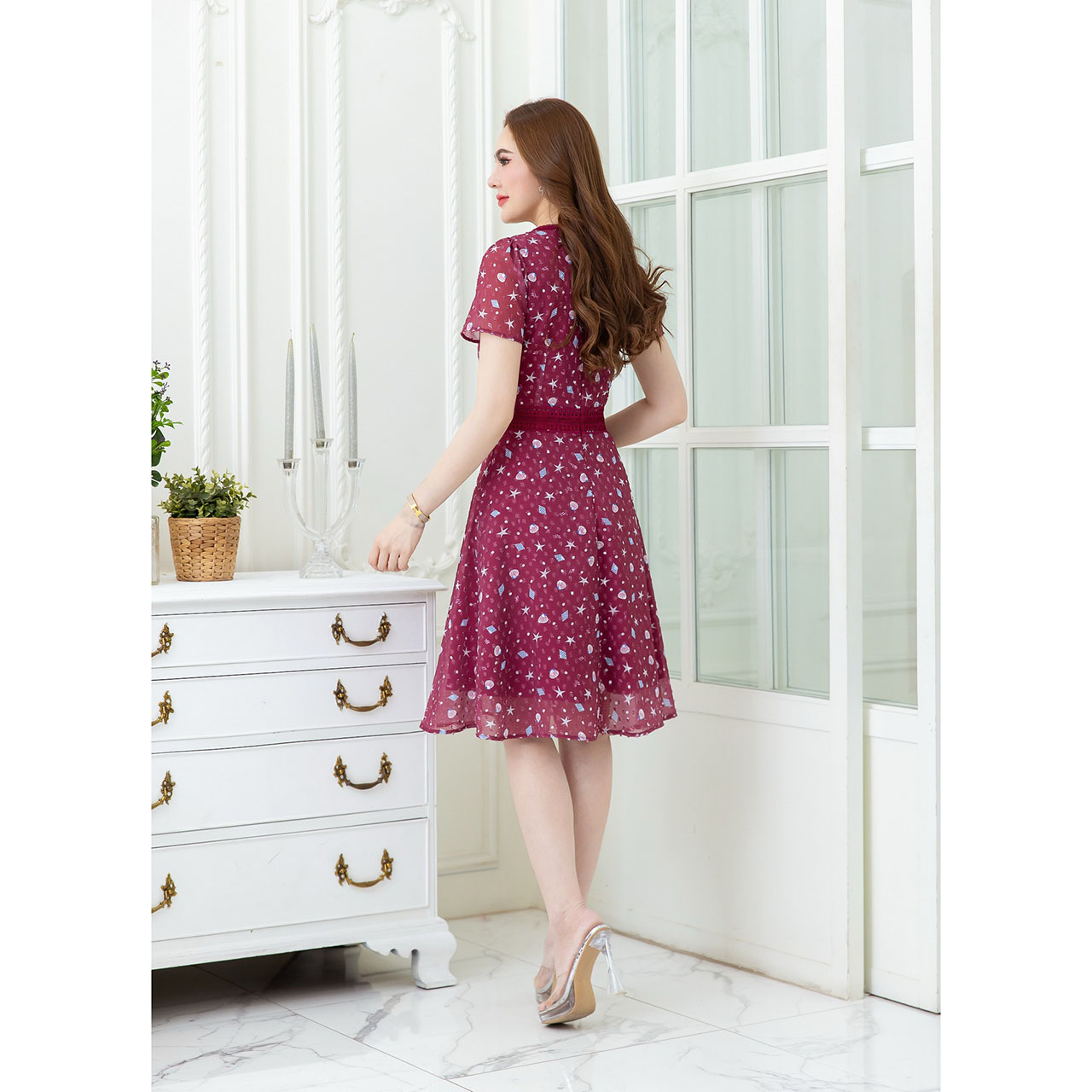 kudapy เดรสสั้นสีกร/สีแดง ผ้าชีฟองเทคเจอร์นูนพิมพ์ลาย ดีเทลแต่งลูกไม้รอบคอและเอว แพทเทิร์นเรียบง่าย ใส่สบาย