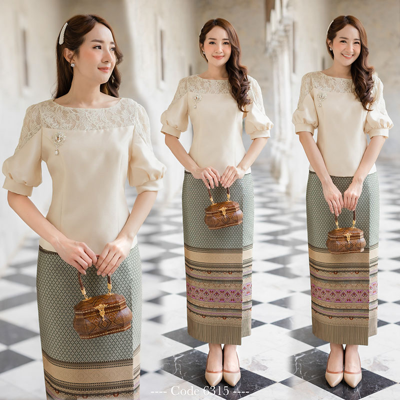 kudapy เสื้อผ้าไหมแต่งด้วยลูกไม้ฝรั่งเศสสีพิ้งโกล์ด/ ครีม ตัวเสื้อผ้าไหมอัดกาวทั้งตัวและมีซับในเป็นผ้าคอตตอนอย่างดี ทรงแขนตุ๊กตาเว้นลูกไม้(เฉพาะเสื้อ)