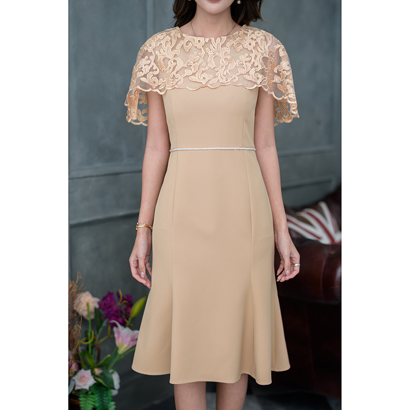 kudapy เดรสออกงานสไตล์หรูหรา ดีไซน์ตัวเดรสด้วยผ้าพื้นเนื้อดีตัดเย็บทรงหางปลา ช่วงบนคลุมไหล่ด้วยผ้าลูกไม้ปักเงา เป็นปีกคางคาว