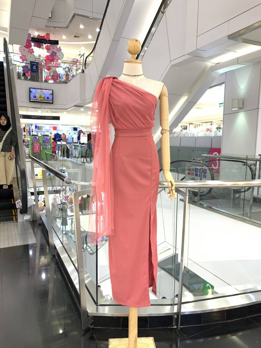 kudapy ชุดราตรียาวสายเดี่ยวแต่งโบว์สีชมพูสด กระโปรงทรงเอ ตีเกร็ดเอว ใส่แล้วเอวคอด พรางแขน พรางสะโพก มากค่ะ