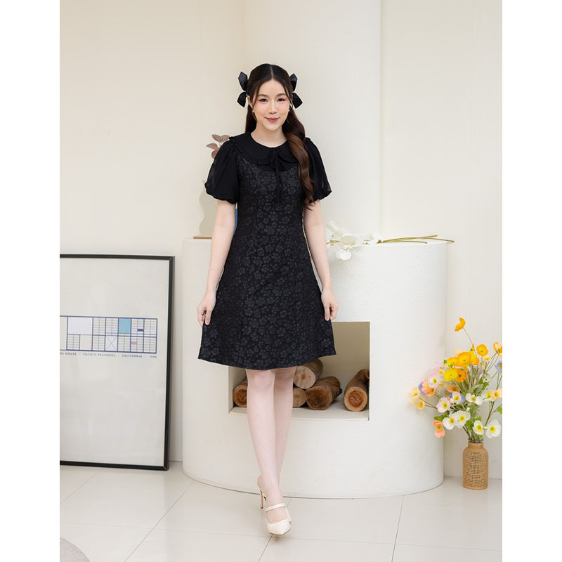 kudapy เดรสสั้นสีชมพู/สีขาว/สีดำ ผ้านูนลายดอกแขนตุ๊กตา งานซิปซ่อนด้านหลัง ใส่สวยไม่ซ้ำ