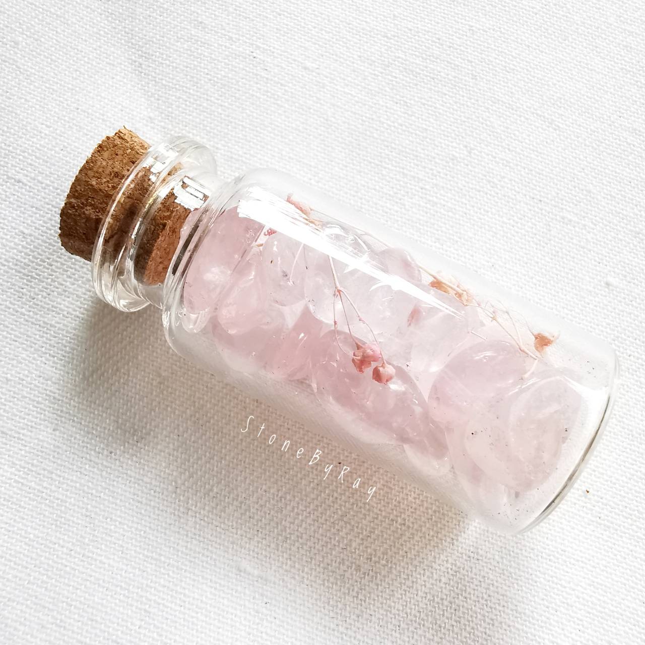 หินโรสควอตซ์ในขวดแก้ว Rose Quartz