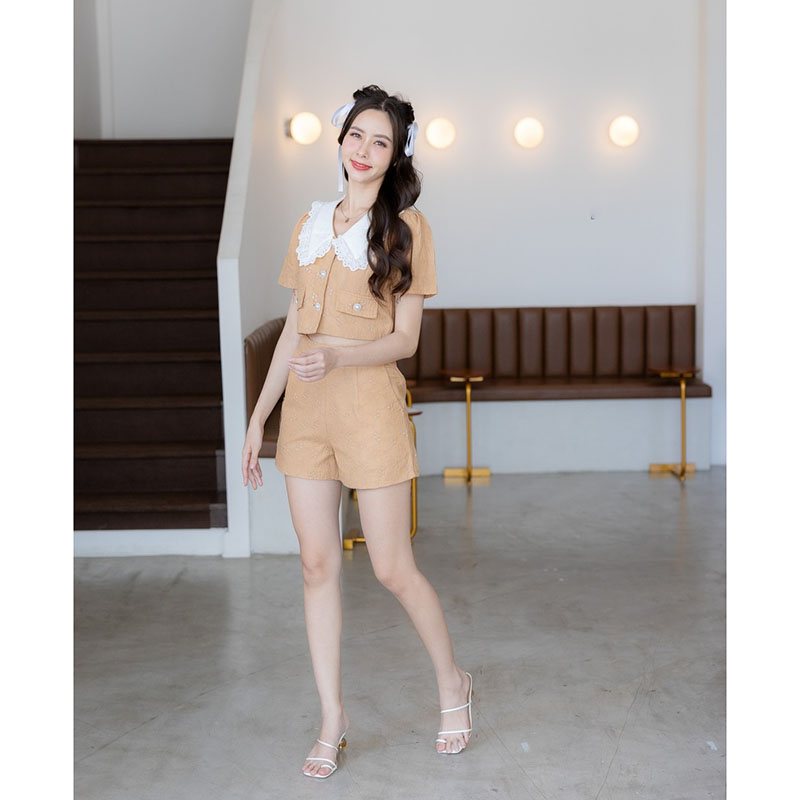 kudapy ชุดเซตงานผ้าฉลุสีน้ำตาล/สีฟ้า ปกคอบัวงานผ้าระบายลายดอก น่ารักมาก มีกระเป๋าสองข้าง แมทช์กับกางเกงขาสั้น ลุคเกาหลีเวอร์