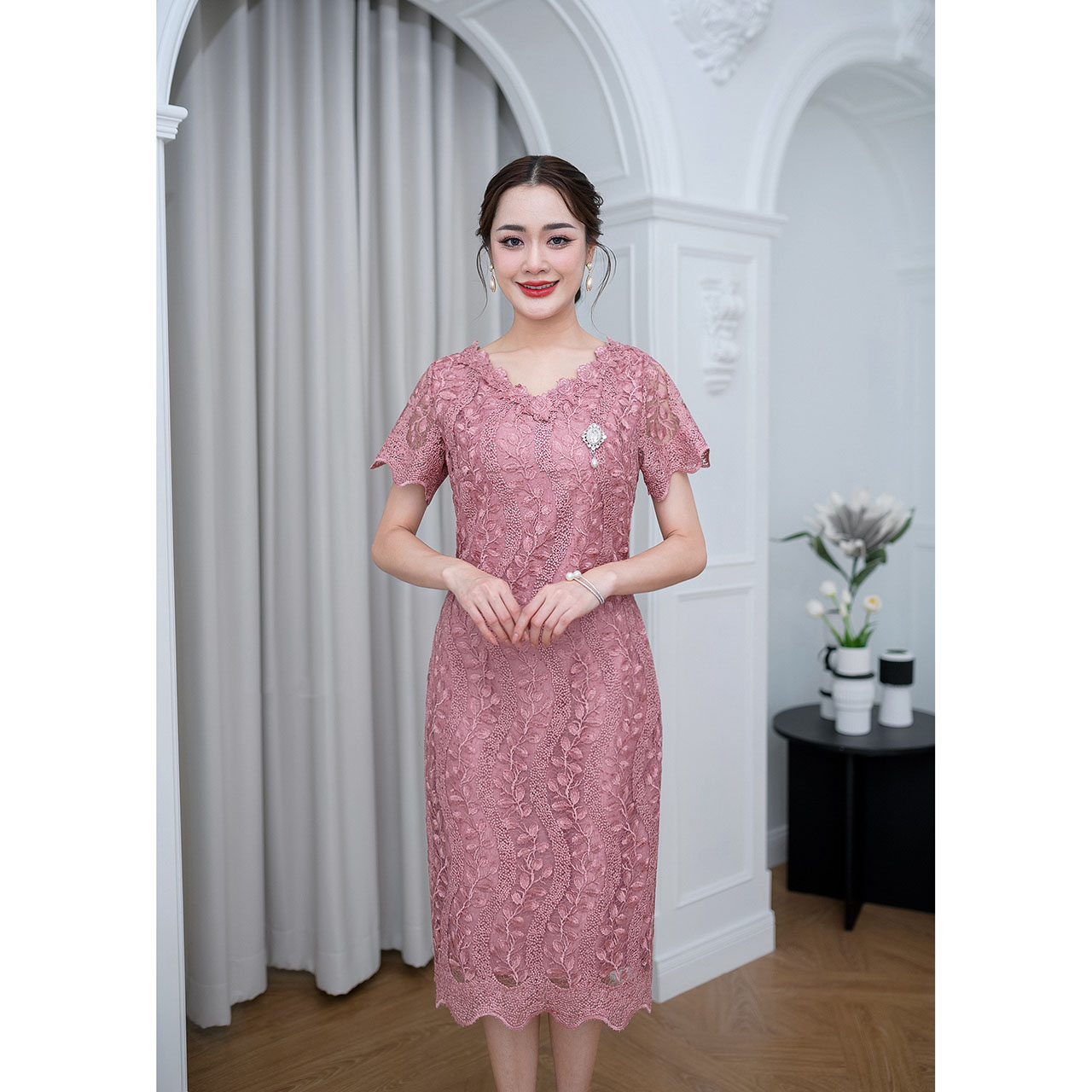 kudapy เดรสสั้นสีชมพูเข้ม/สีชมพูอ่อน/สีฟ้า/สีเทา ผ้าลูกไม้เงาทอลายผ้าผสมเลื่อมสวยงาม คอวีทำให้ดูไม่อ้วนตัน รอบคอตกแต่งดอกไม้รอบคอสวยหวาน