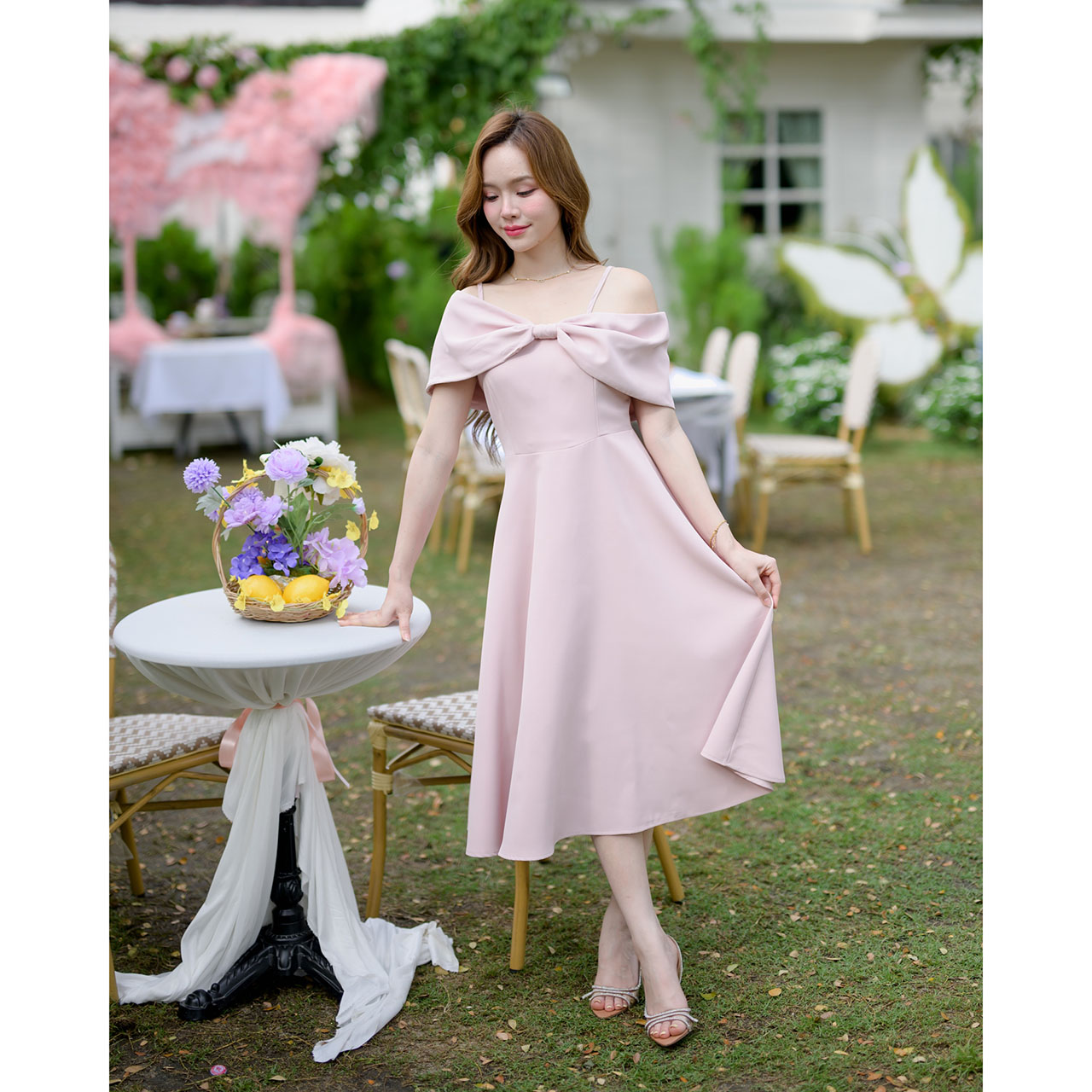 kudapy เดรสโทนสีพาสเทลนุ่มละมุน ดีไซน์หวานๆแต่งอกโบว์ใหญ่เปิดไหล่แบบ Off-shoulder จะใส่เปิดไหล่ 2 ข้าง