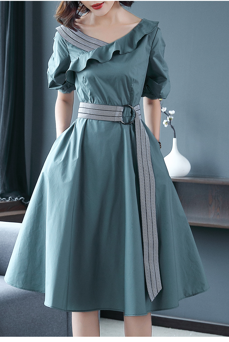 เดรสสั้นสีเขียว คอปาดกว้าง ผ้าคอตตอนผสม แต่งคอเสื้อข้างขวาลายเดียว มีเข็มขัดผูกเอวตามแบบ
