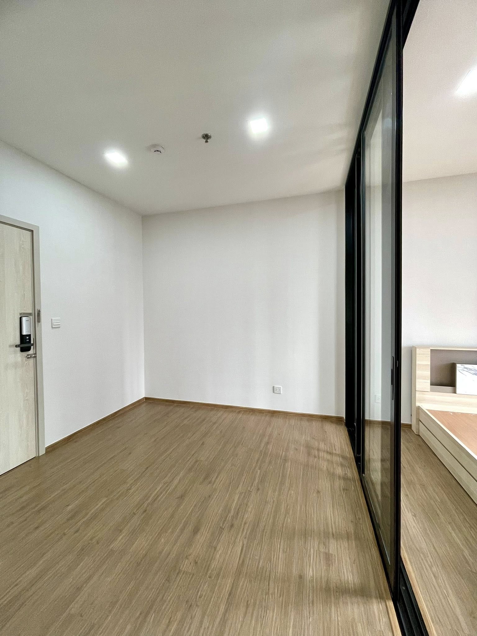 ขายคอนโด Metris Rama 9 - Ramkhamhaeng (เมทริส พระราม 9 - รามคำแหง) โซน รถไฟฟ้า ARL รามคำแหง 1ห้องนอน / 1ห้องน้ำ / เลี้ยงสัตว์ได้ ขนาดห้อง 30.65 ตรม. ชั้น 8