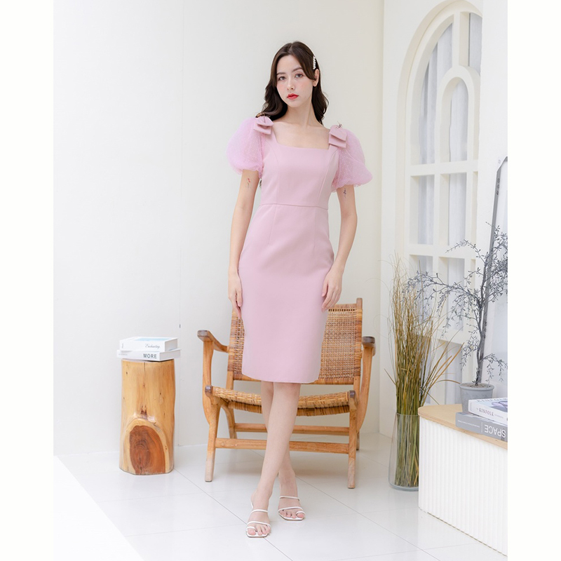 kudapy เดรสสั้นสีขาว/สีชมพุ/สีกรม/สีแดง ออกงานเรียบหรู ประดับเข็มกลัดเพชรสีแดง แขนตุ๊กตา แต่งด้วยโบว์ช่วงไหล่ ลุคคุณนายมากค่า เป็นงานซิปหลังน้า