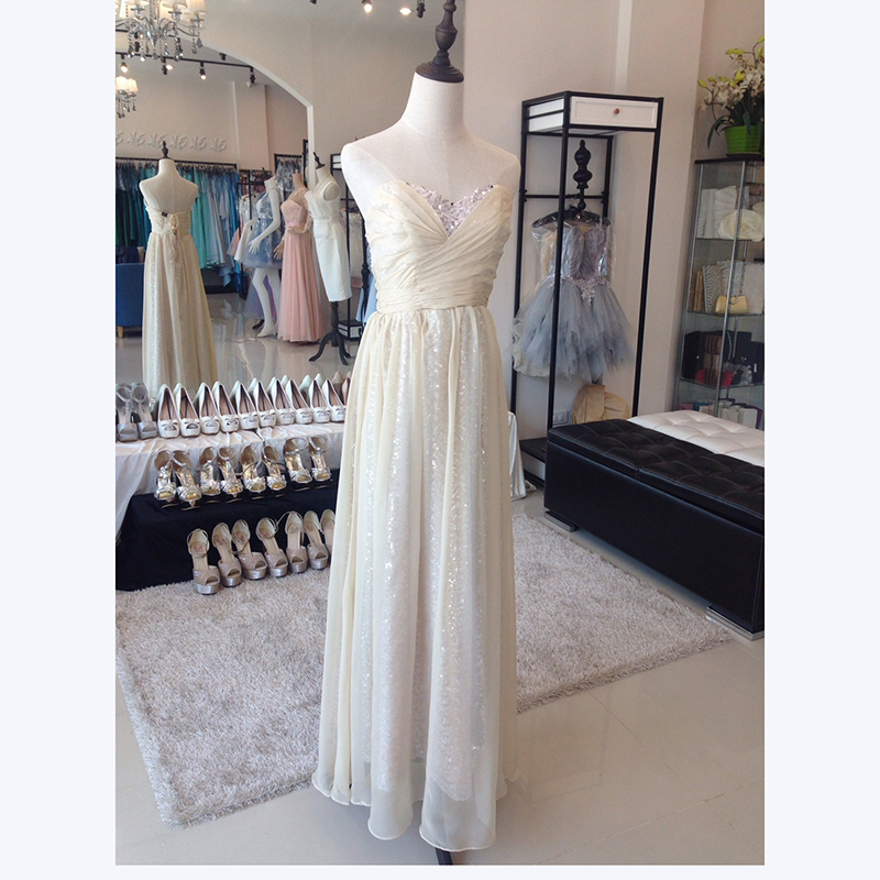 kudapy ชุดราตรียาว สีครีม เกาะอก ตัวชุดสวยหรู แต่งเลื่อมทั้งชุด ผ้าด้านนอกเป็นผ้าชีฟอง