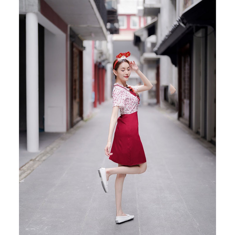 kudapy เดรสสั้นสีแดง/สีกรม/สีน้ำตาล ลายดอกอกแต่งระบาย