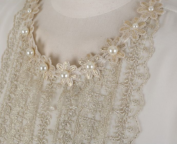 kudapy เสื้อลูกไม้สีขาว ชีฟองแขนยาว คอกลม ประดับช่วงคอและตัวเสื้อดด้วยลวดลายลูกไม้สวยเก๋