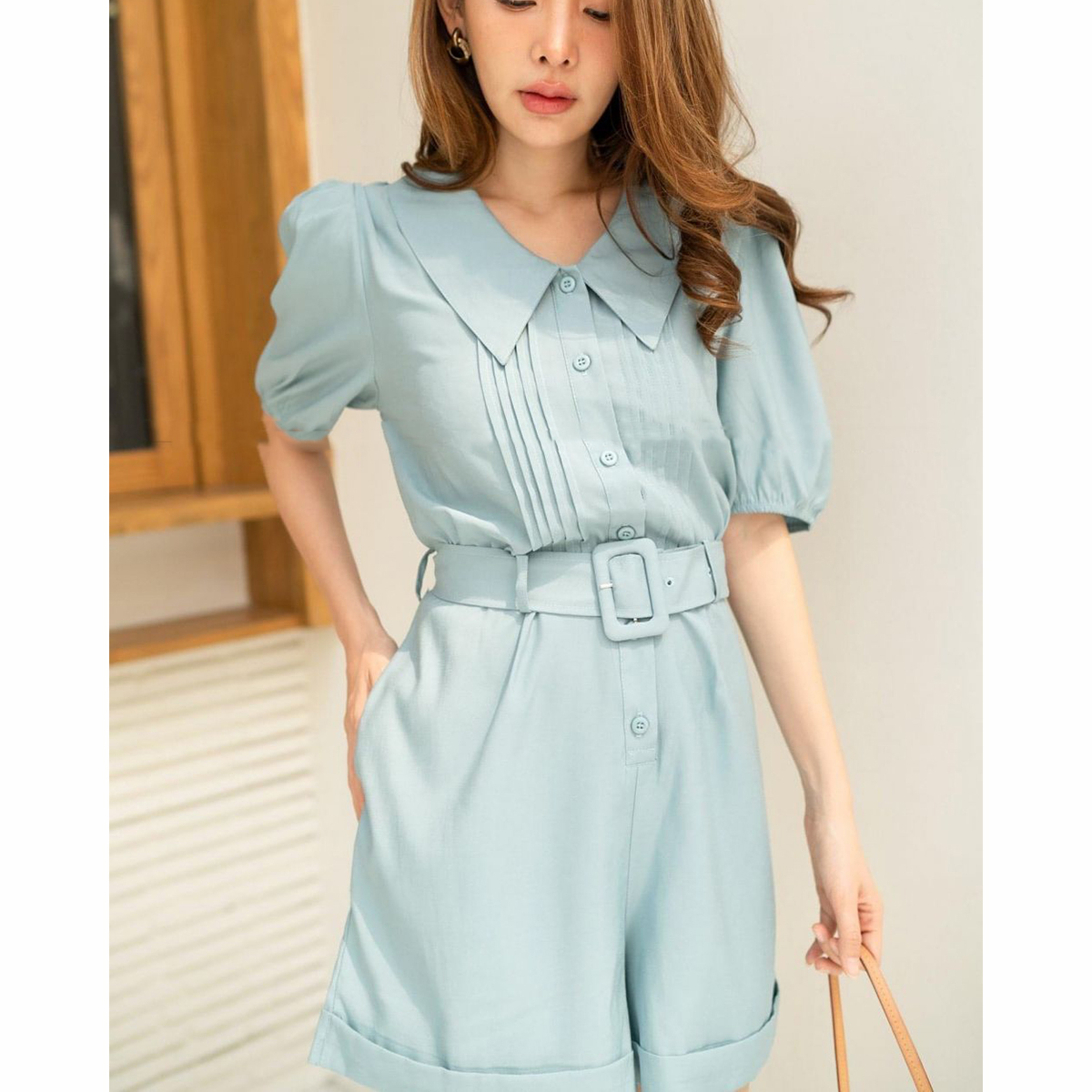 kudapy จั้มสูทขาสั้นสีขาว สีเหลือง สีฟ้า สีดำ จั้มคอบัว แขนพองทรงสั้น มีเข็มขัดให้ตามแบบ ผ้าใส่สบายไม่ร้อน