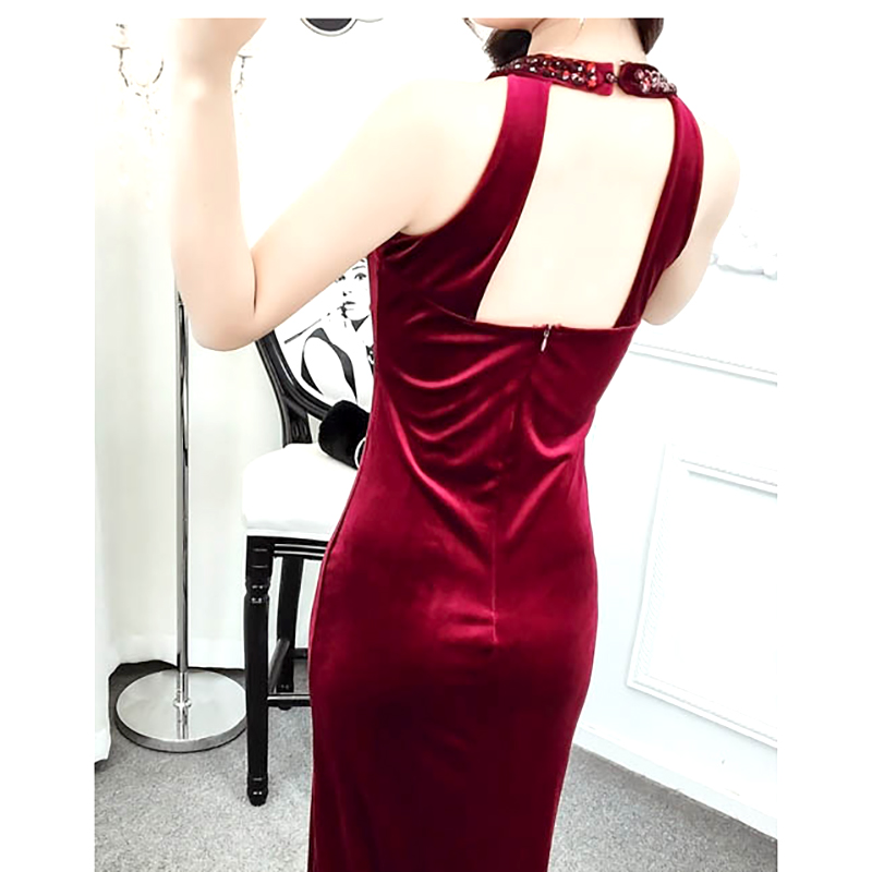 kudapy เดรสยาวออกงานสีไวน์แดง ผ้ากำมะหยี่ แต่งดีเทลคล้องคอเว้าอก ทรงเซ็กซี่สวยหรูหรา