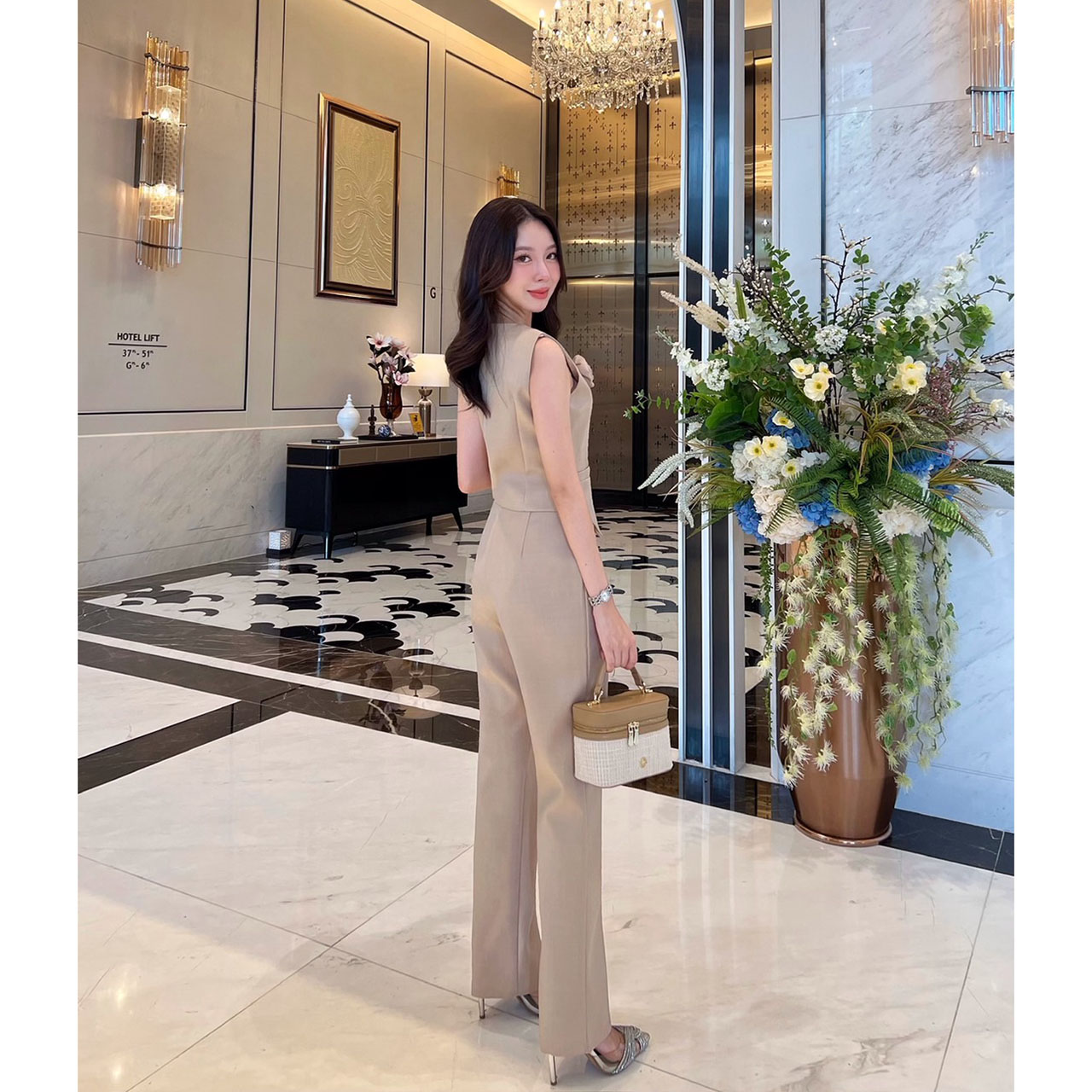 kudapy เซ็ทสูท กระดุมเป็นกระดุมปั้มใช้ผ้าเนื้อเดียวกันกับตัวชุด แถมฟรีเข็มกลัดดอกไม้ กางเกงทรงกระบอก ใช้ผ้าเดียวกันทั้งชุด