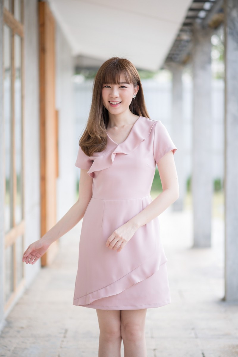 kudapy เดรสสั้นสีน้ำตาล/สีดำ/สีชมพู/สีกรม/เทา/เขียว/ฟ้าเทา คอวี ดีไซน์เล่นระบายที่คอและชายกระโปรง ตัวนี้น่ารักสดใส สไตล์มินิมอล