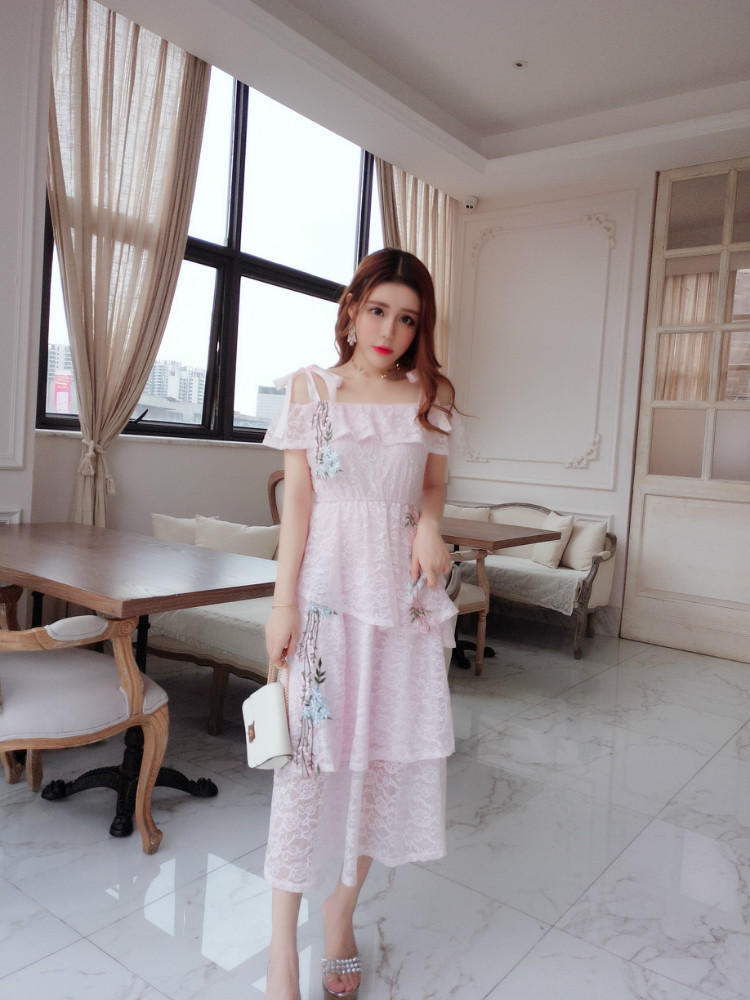 Kudapy ชุดเดรสเดรสยาวผ้าลูกไม้สีชมพู เนื้อนิ่ม ยืดหยุ่นได้ดี ผ้าทิ้งตัวเดรสสายเดี่ยว