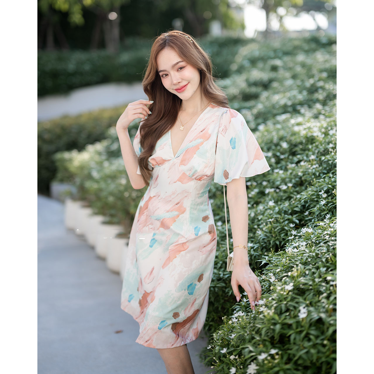 kudapy เดรสสั้นสีเอิร์ธโทน/สีพาสเทล/สีโทนฟ้า/สีโทนสีโอรส ตัวเสื้อเป็นคอวีจับจีบเดรปที่อก ต่อลงมาเป็นกระโปรงทรงเอบาน แขนเสื้อเป็นทรง Bell