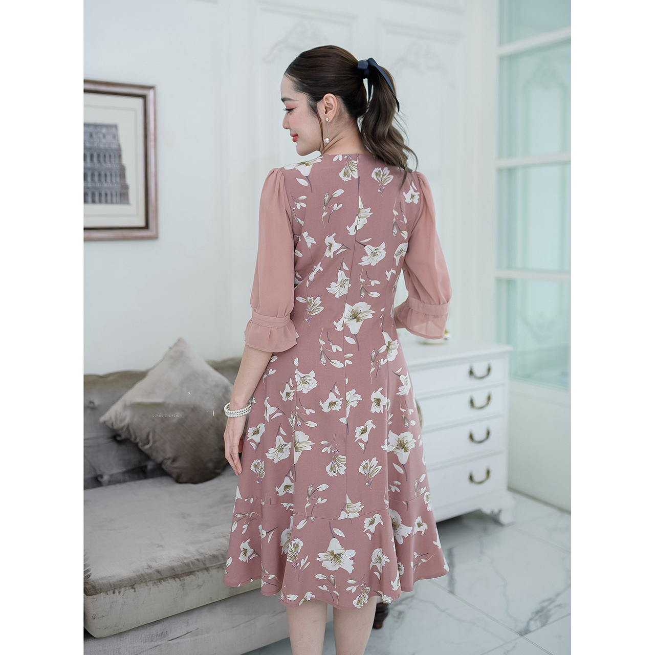 kudapy เดรสสั้นสีกรม/สีชมพูกะปิ/สีเขียวขี้ม้า ผ้าลายดอกไม้ผ้านุ่มลื่น เป็นชายระบาย ช่วงแขนต่อผ้าชีฟอง ระบายอากาศได้ดี ด้านหน้าชุดแต่งเป็นกระดุม