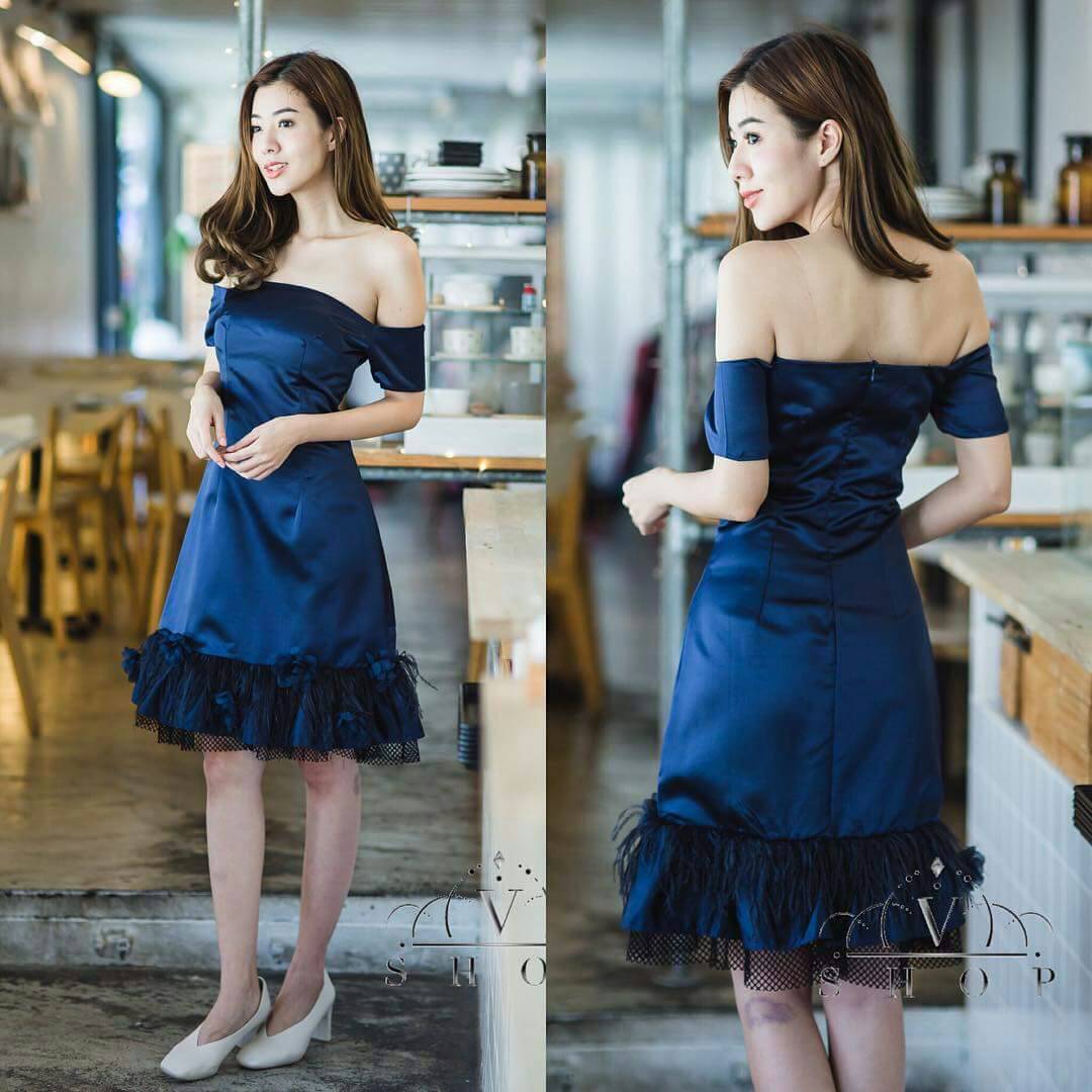 kudapyเดรสสั้นสีกรม ปาดไหล่ต่อชายระบายขนนก สวยน่ารักใส่แล้วดูดี